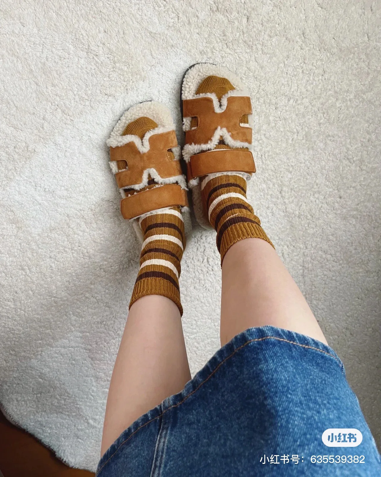 Шерстяные тапочки Hermes с радужными цветовыми блоками — фото в них.