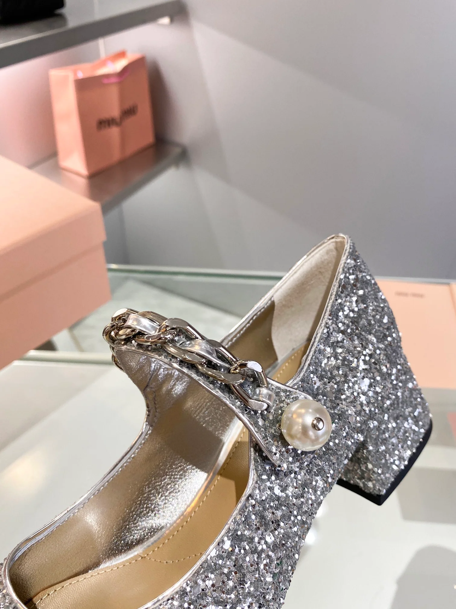 Новинка осенне-зимней коллекции Miu Miu 2023 — балетки со стразами — на низком каблуке — серебристые.