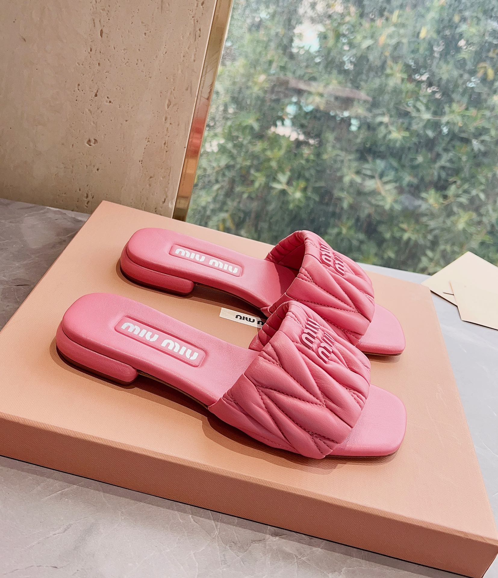 Новинка сезона весна/лето 2023 от Miu Miu - плоские тапочки из овечьей кожи - розовые