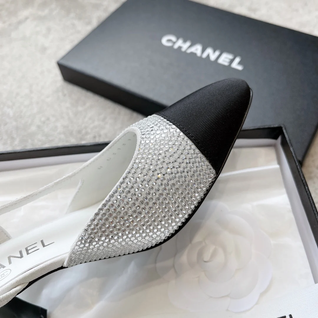 Chanel - Атласные босоножки на низком каблуке со стразами - Белые