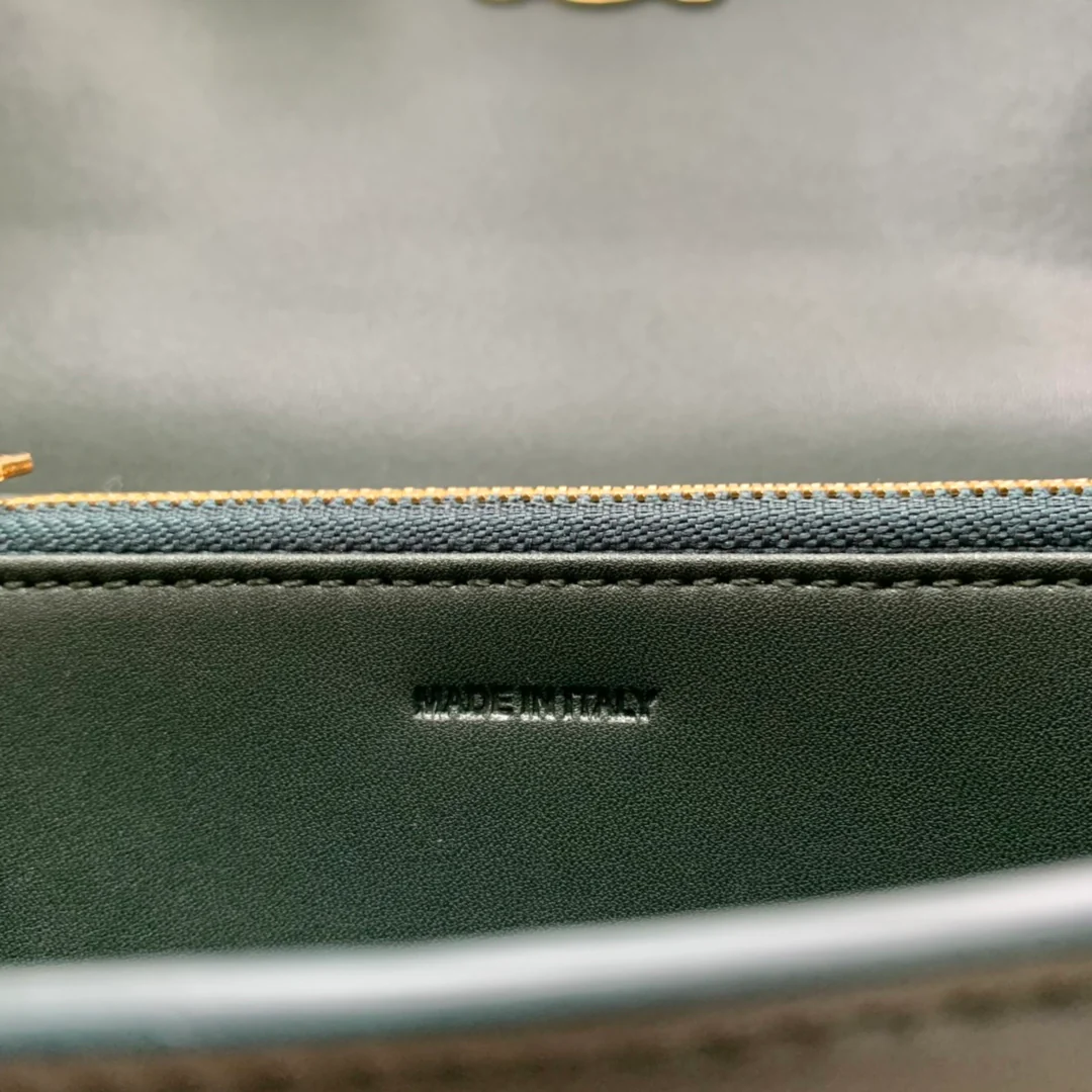 Celine TRIOMPHE 大号亮泽光滑羊皮革翻盖长夹