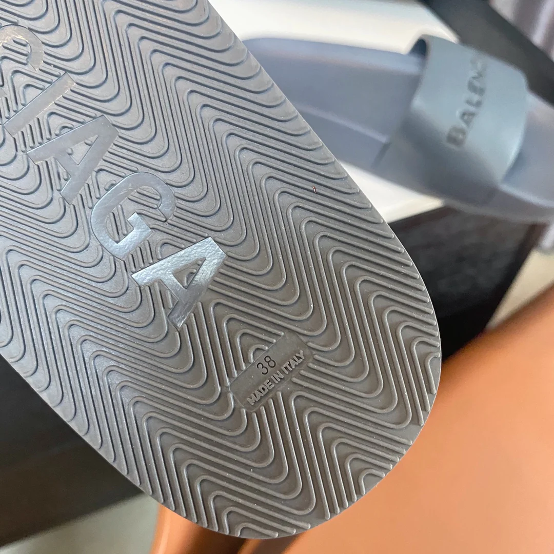 Balenciaga - Серые тапочки