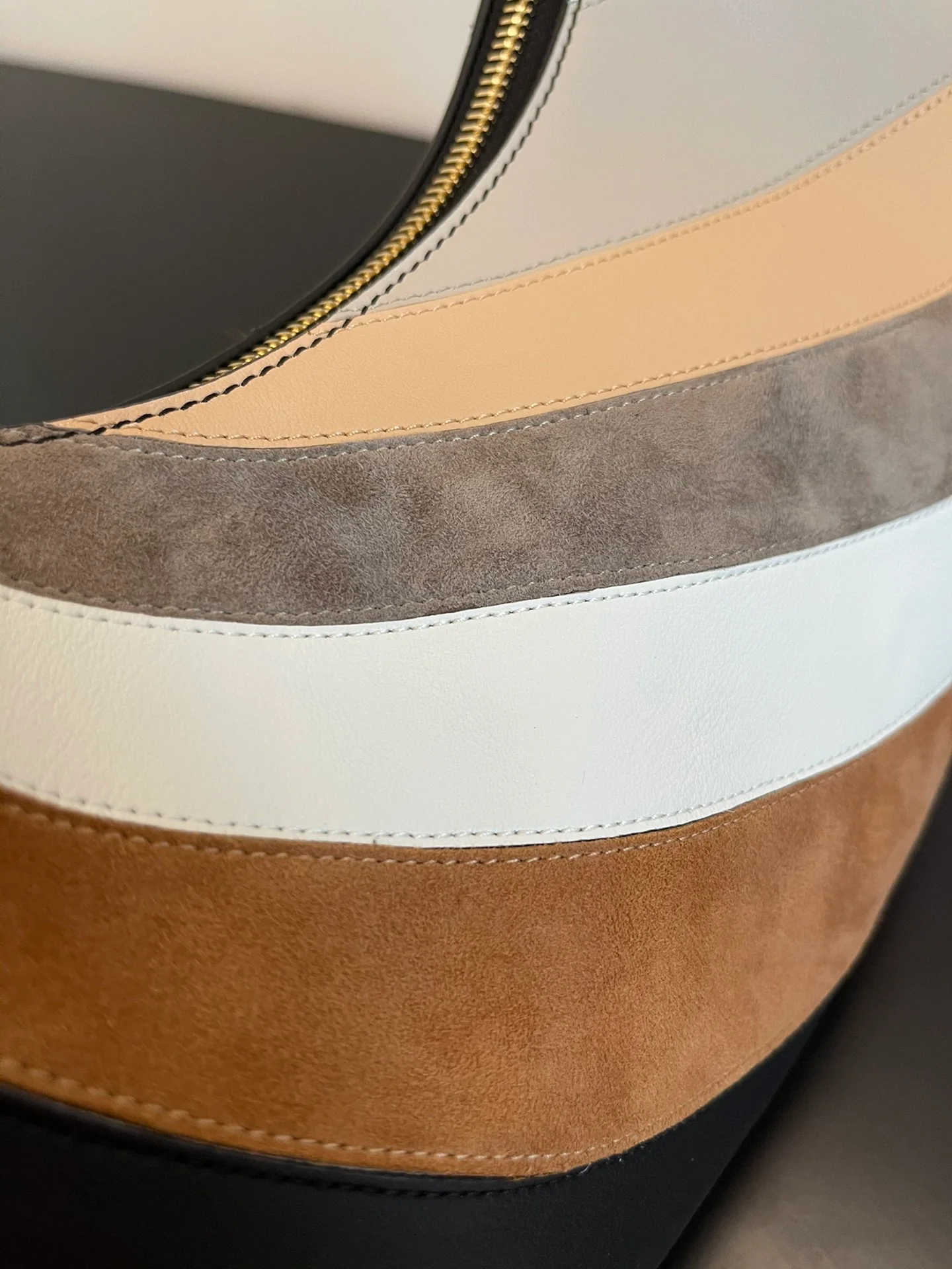 Fendi-fendigraphy - Большая коричневая сумка под мышку в форме полумесяца