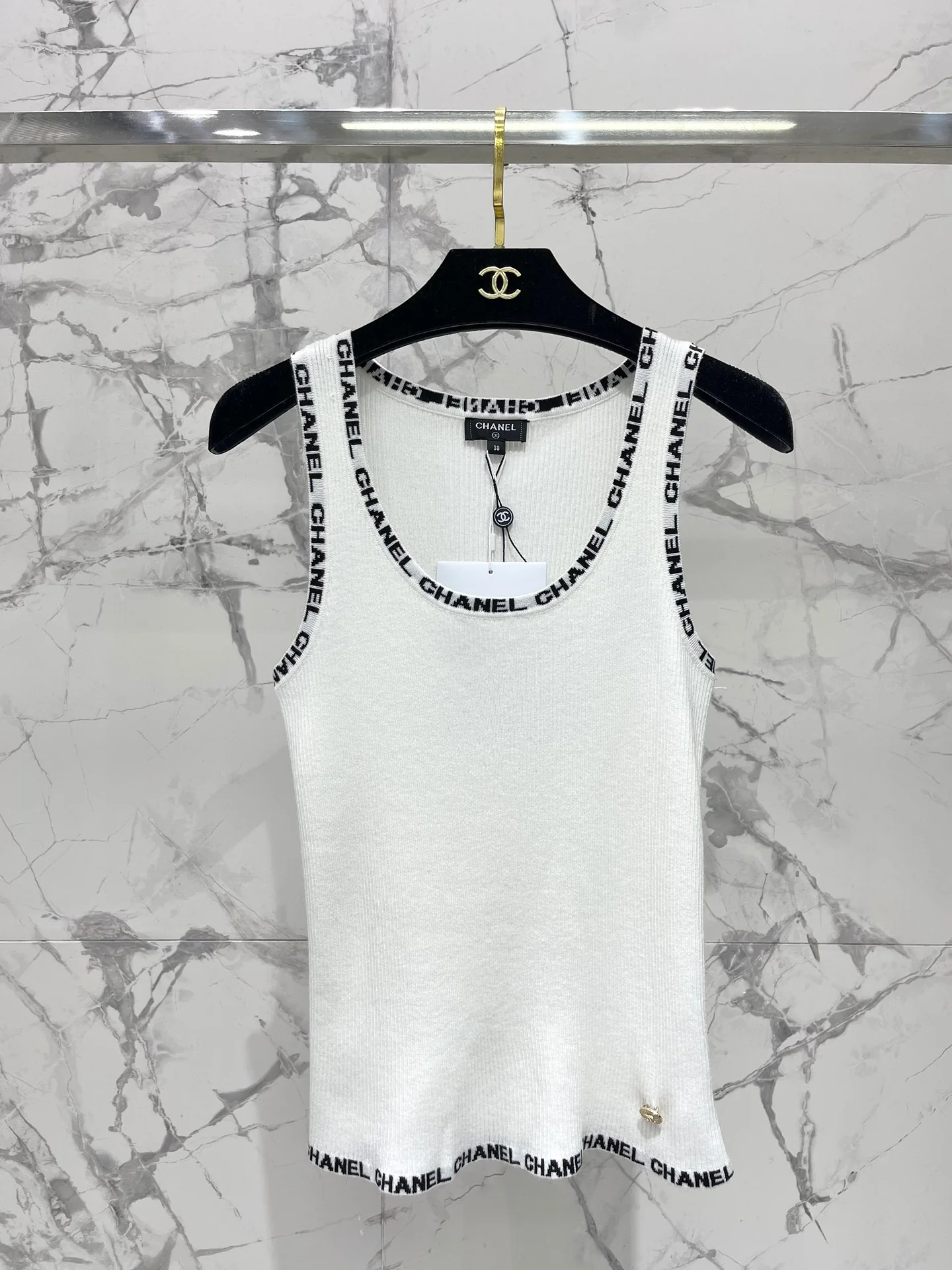 Chanel 2403-24 Летняя новая модель, металлическая пряжка, вышивка букв, шикарная повседневная вязаная майка - белая