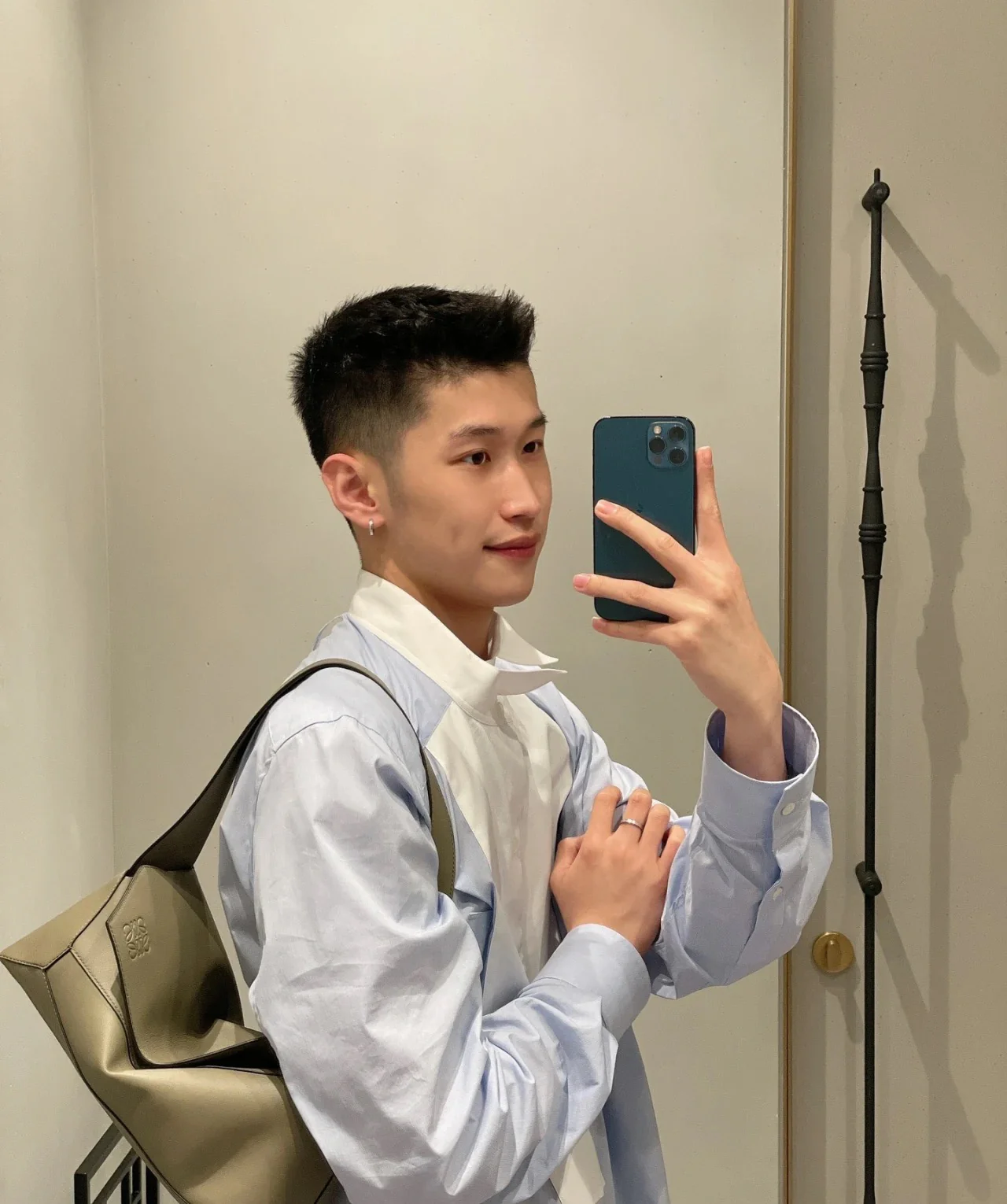 Сумка-хобо Loewe Puzzle из кожи наппа, бежевая.