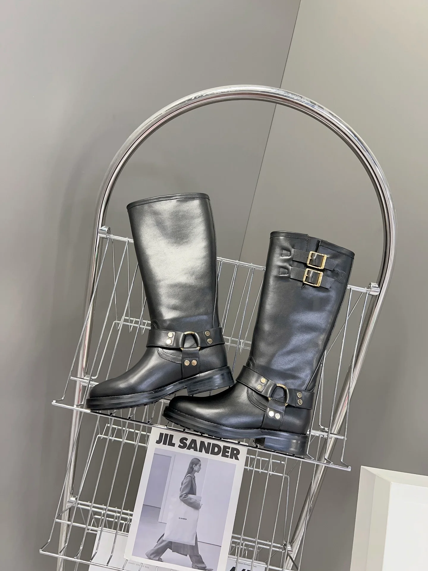 Коллекция Celine осень/зима 2023, представленная на подиуме: Высокие сапоги для верховой езды с пряжкой на ремне — Черные