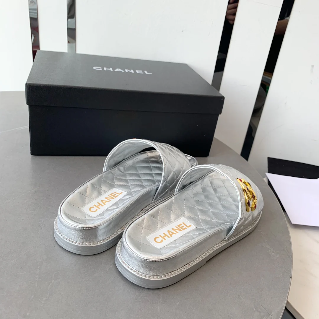 Новинка сезона осень/зима 2022 от Chanel - Тапочки из овечьей кожи - Серебристые