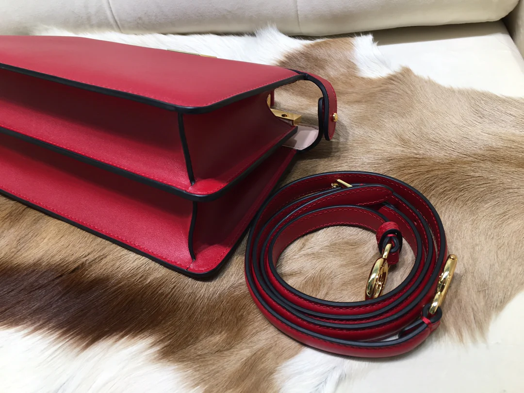 Розовая кожаная сумка Fendi Peekaboo i Seey