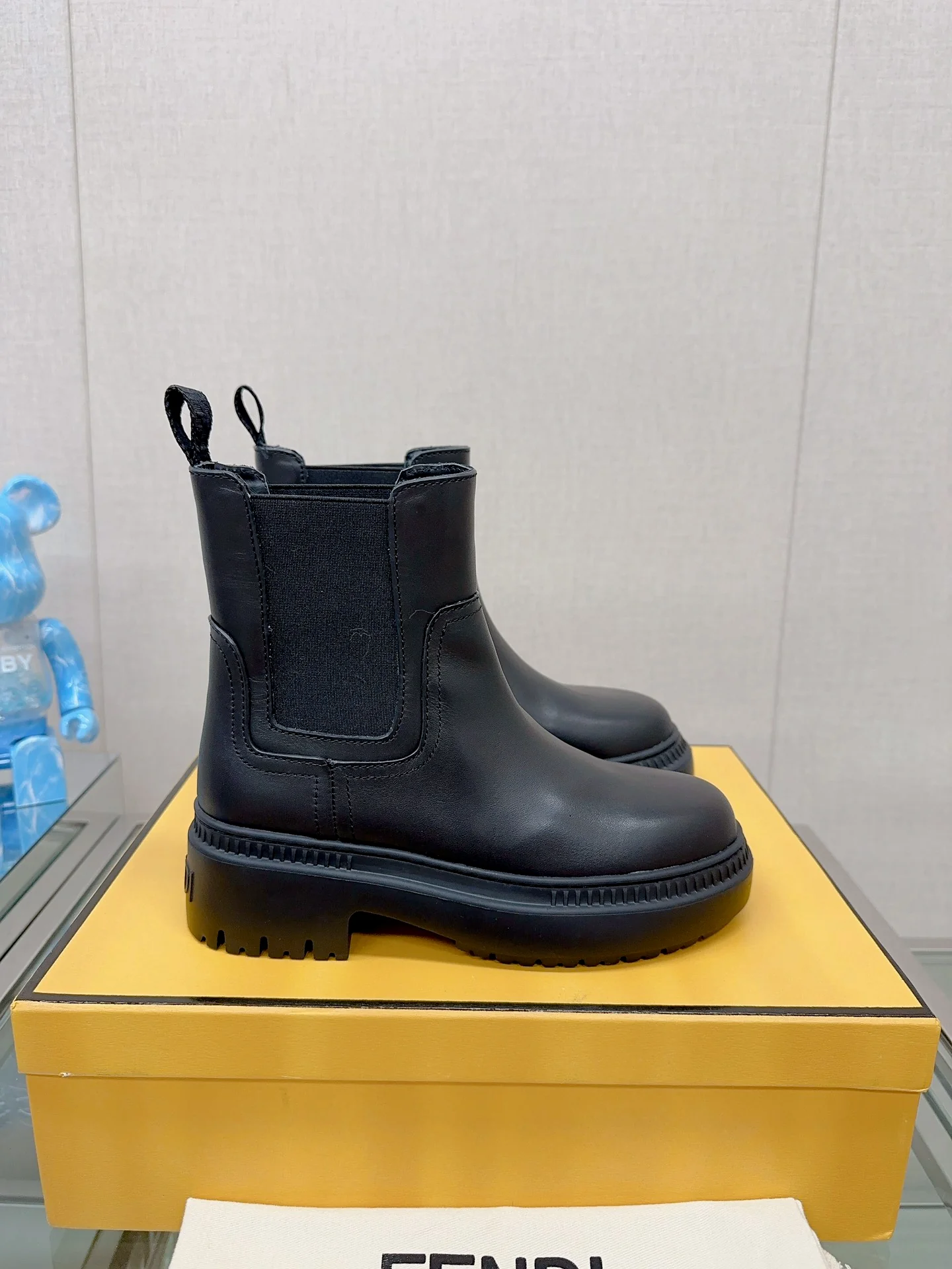 Новинка сезона осень/зима 2023 от Fendi — ботильоны-челси на платформе с эластичным поясом — матово-черные.