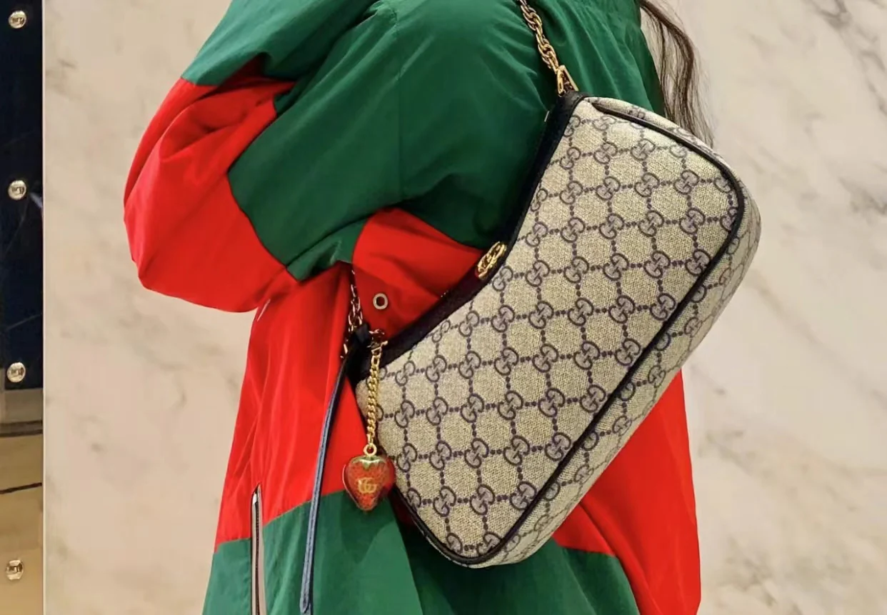 Сумка Gucci Ophidia Strawberry через плечо - черная