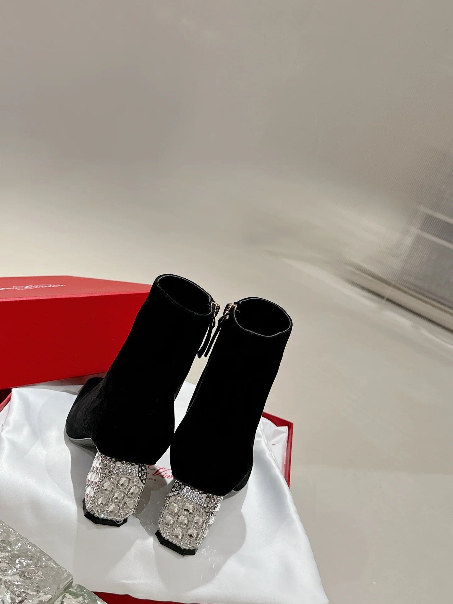 Кожаные ботильоны RV-2024 с ромбовидным рисунком - черные