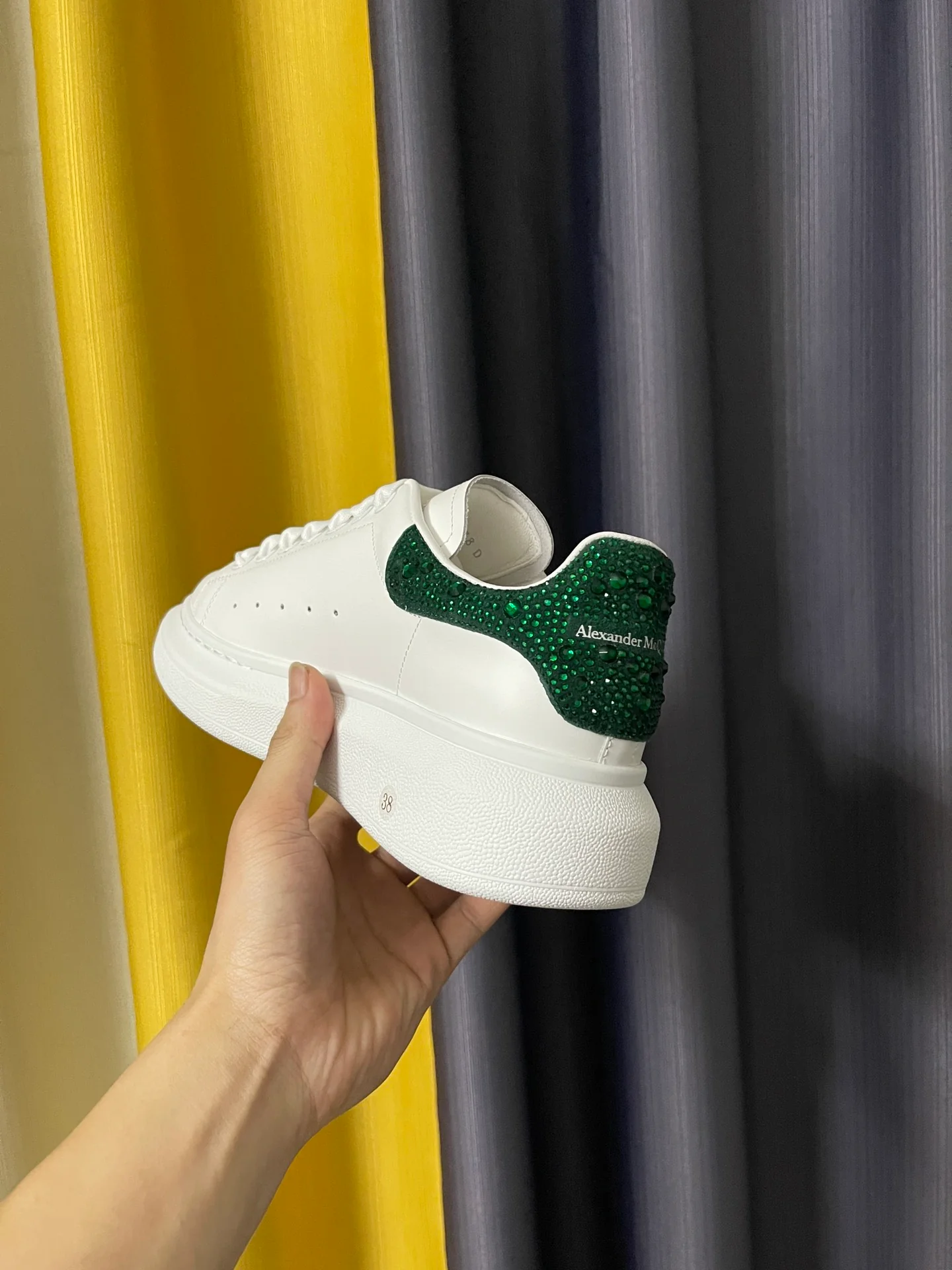 Классические белые кроссовки McQueen - унисекс - темно-зеленый каблук с ромбовидным рисунком