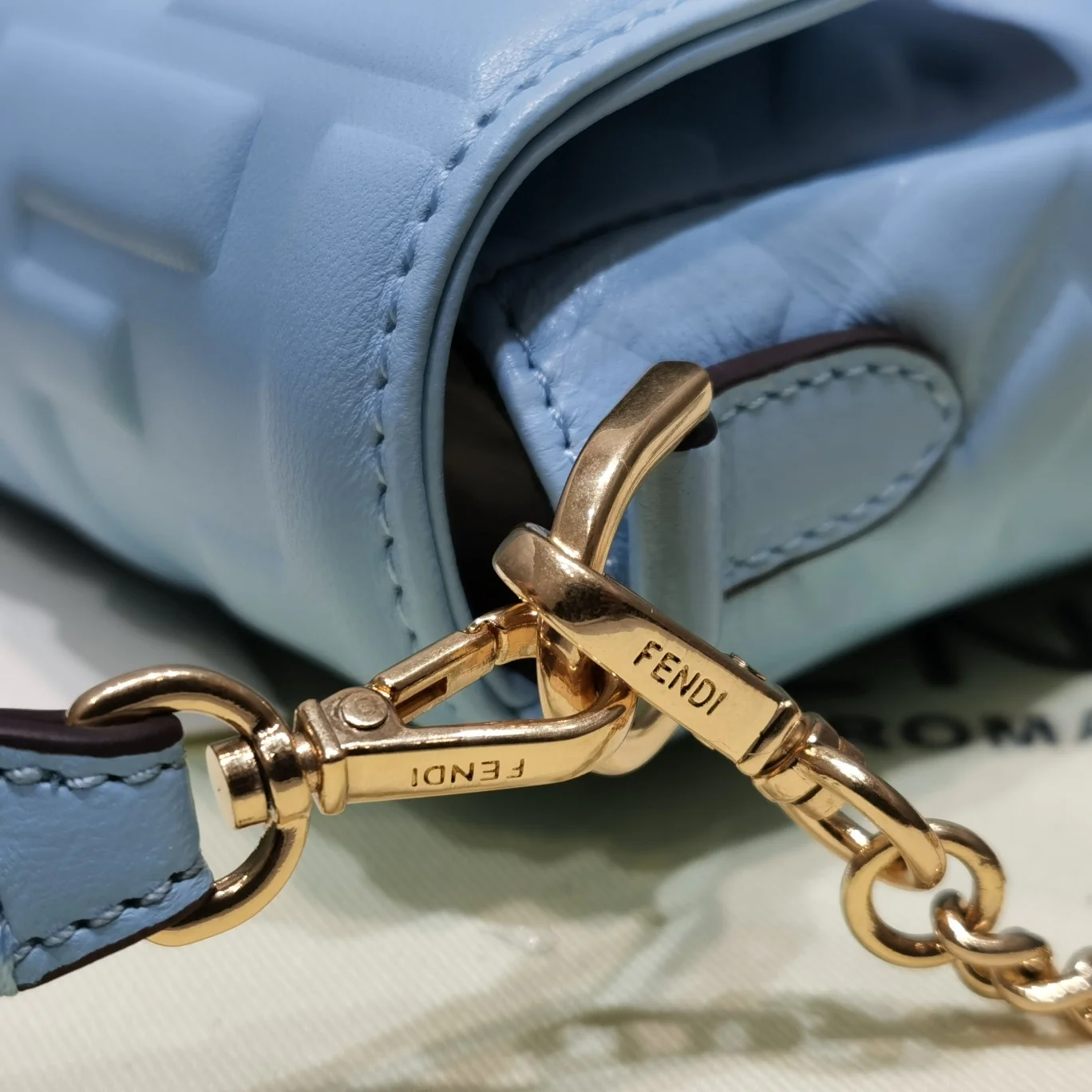 Маленькая синяя кожаная сумка Fendi Baguette