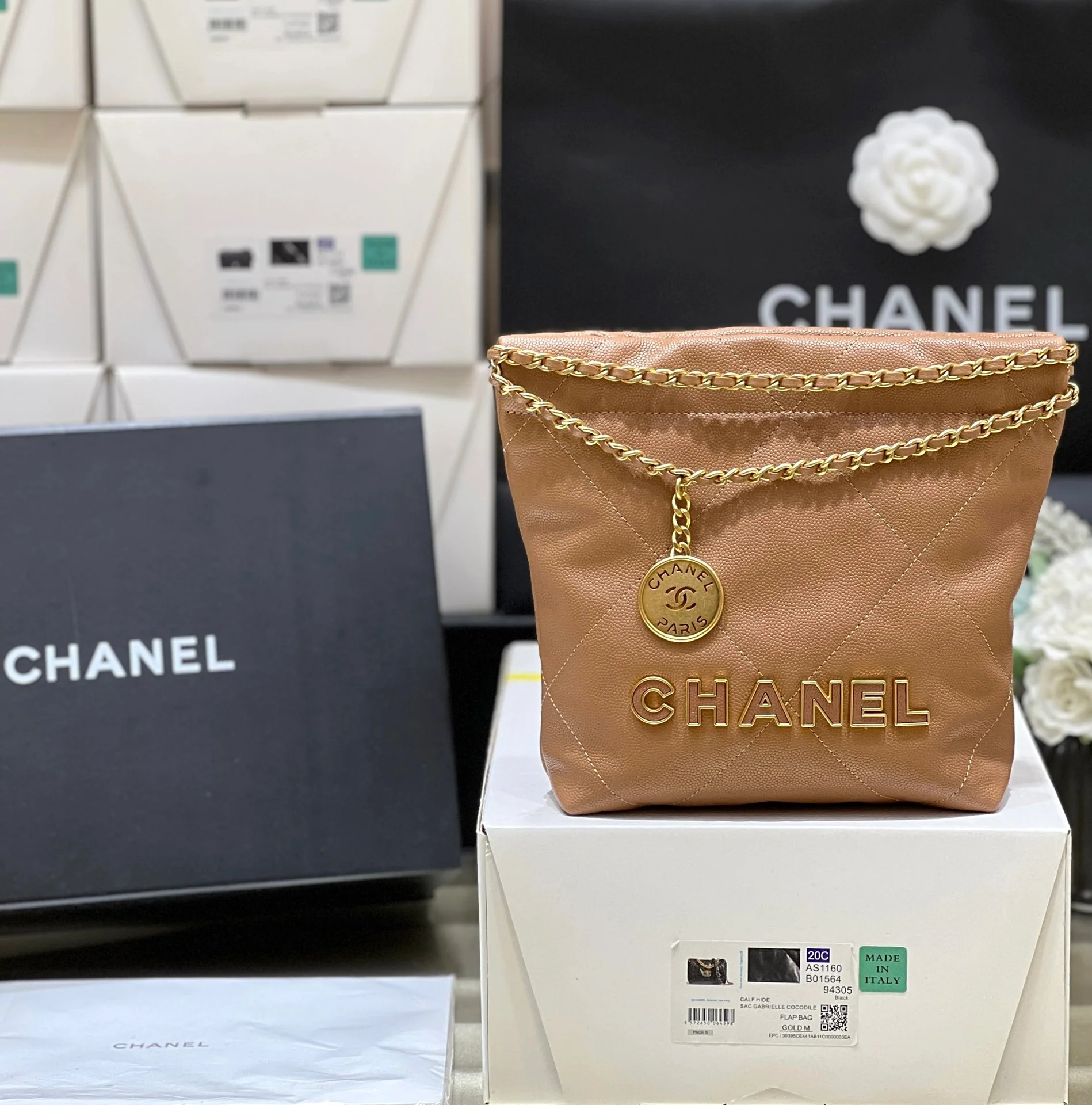Мини-сумка Chanel 24k Mini 22-Bag - текстурированная сумка с отделкой под кожуру личи - коричневая