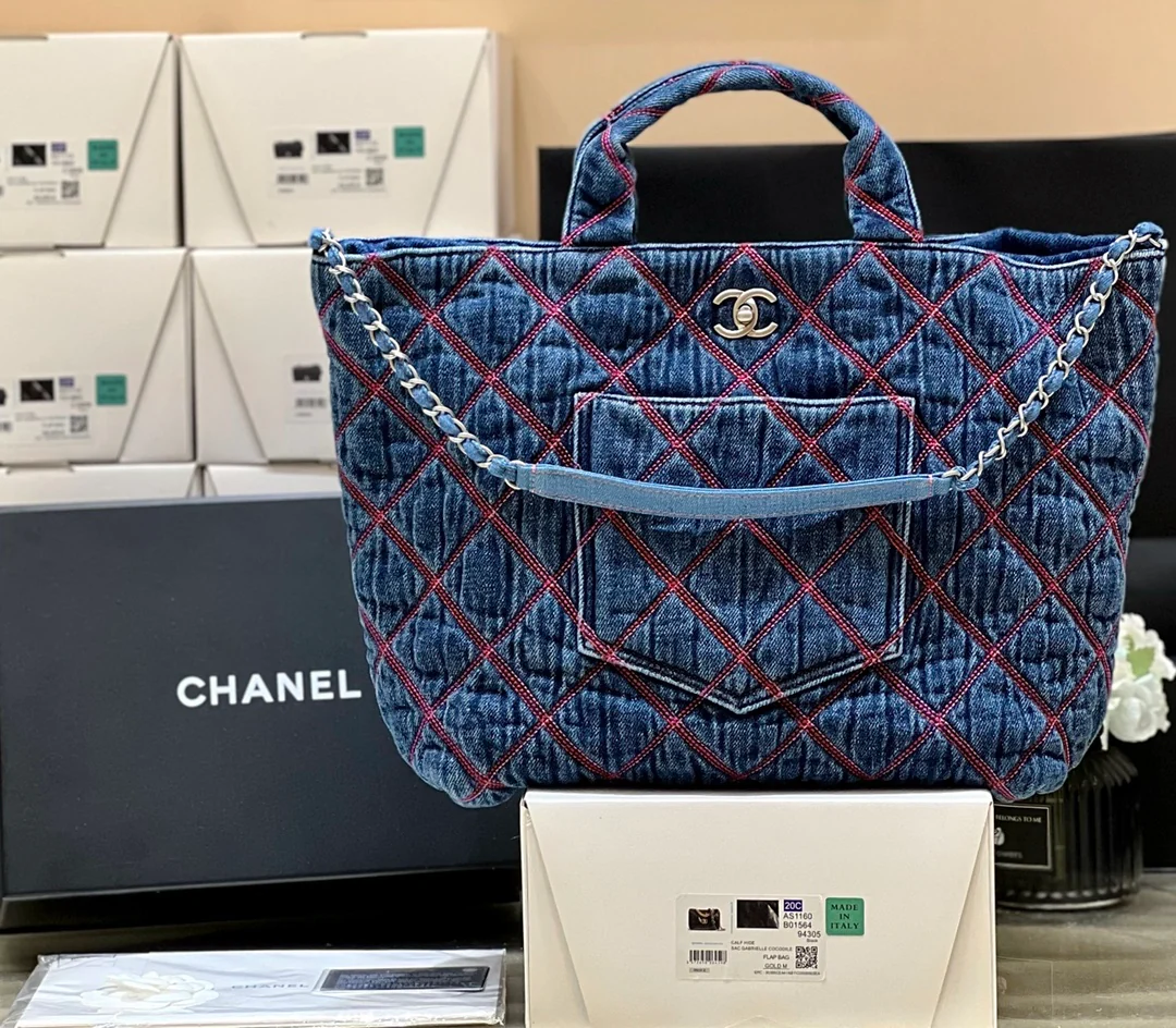 Коллекция Chanel 2022 Métiers d'Art - Пляжная коллекция, джинсовая сумка-шоппер