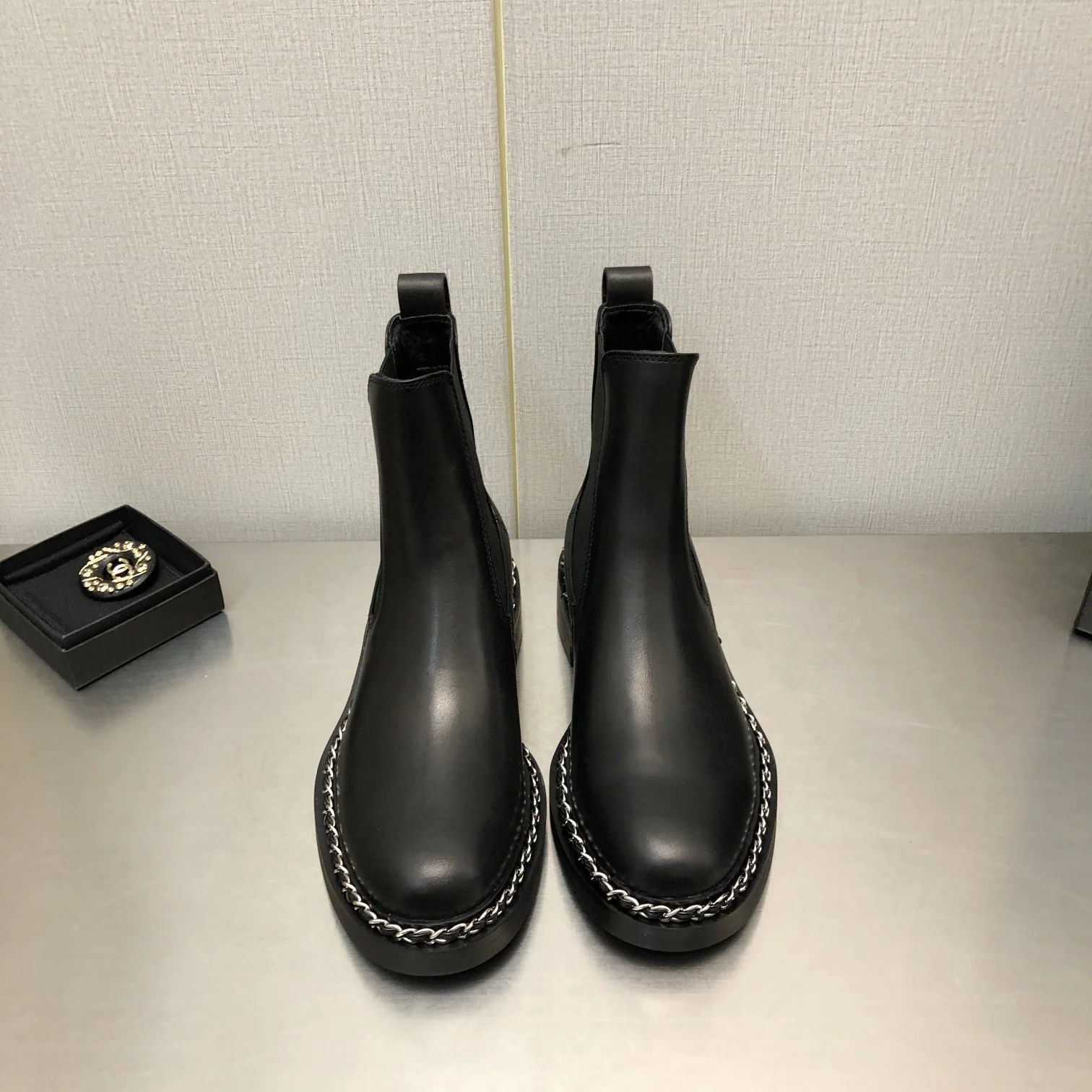 Chanel - Ботильоны в британском стиле с кожаной цепочкой - 1