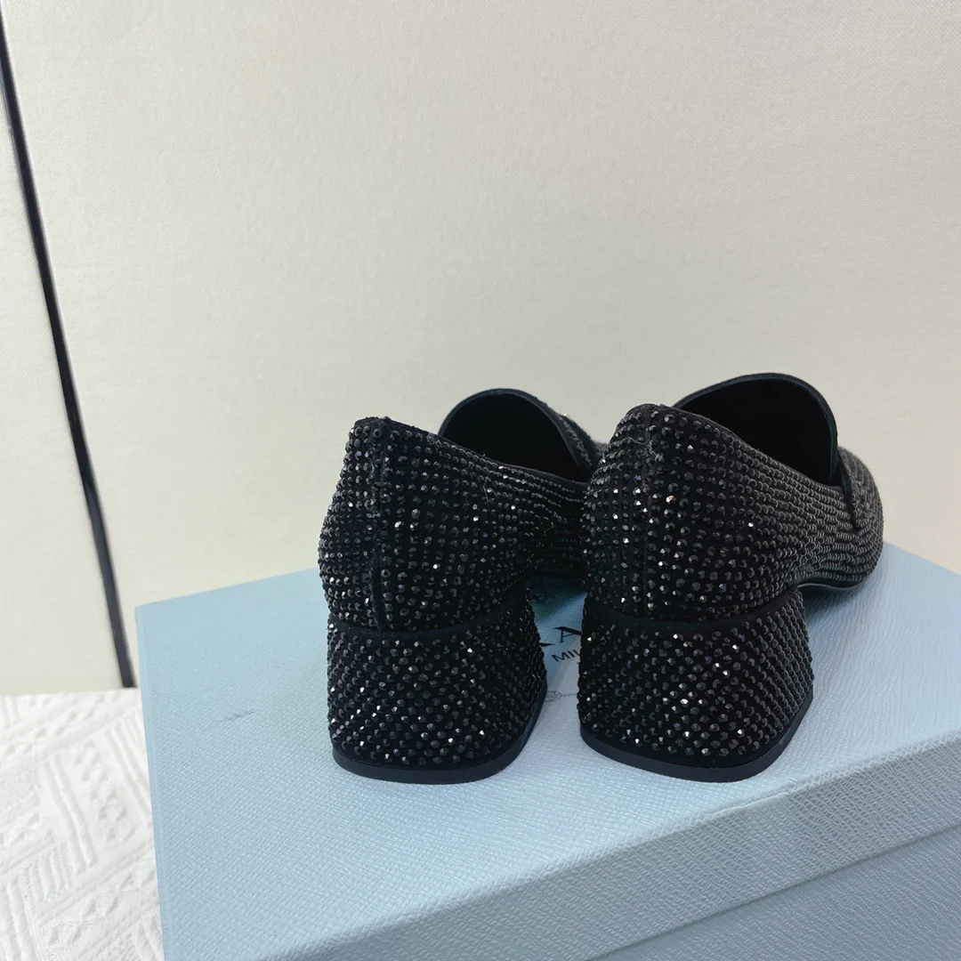 Туфли Prada - Лоферы Prada на низком каблуке, украшенные стразами - черные