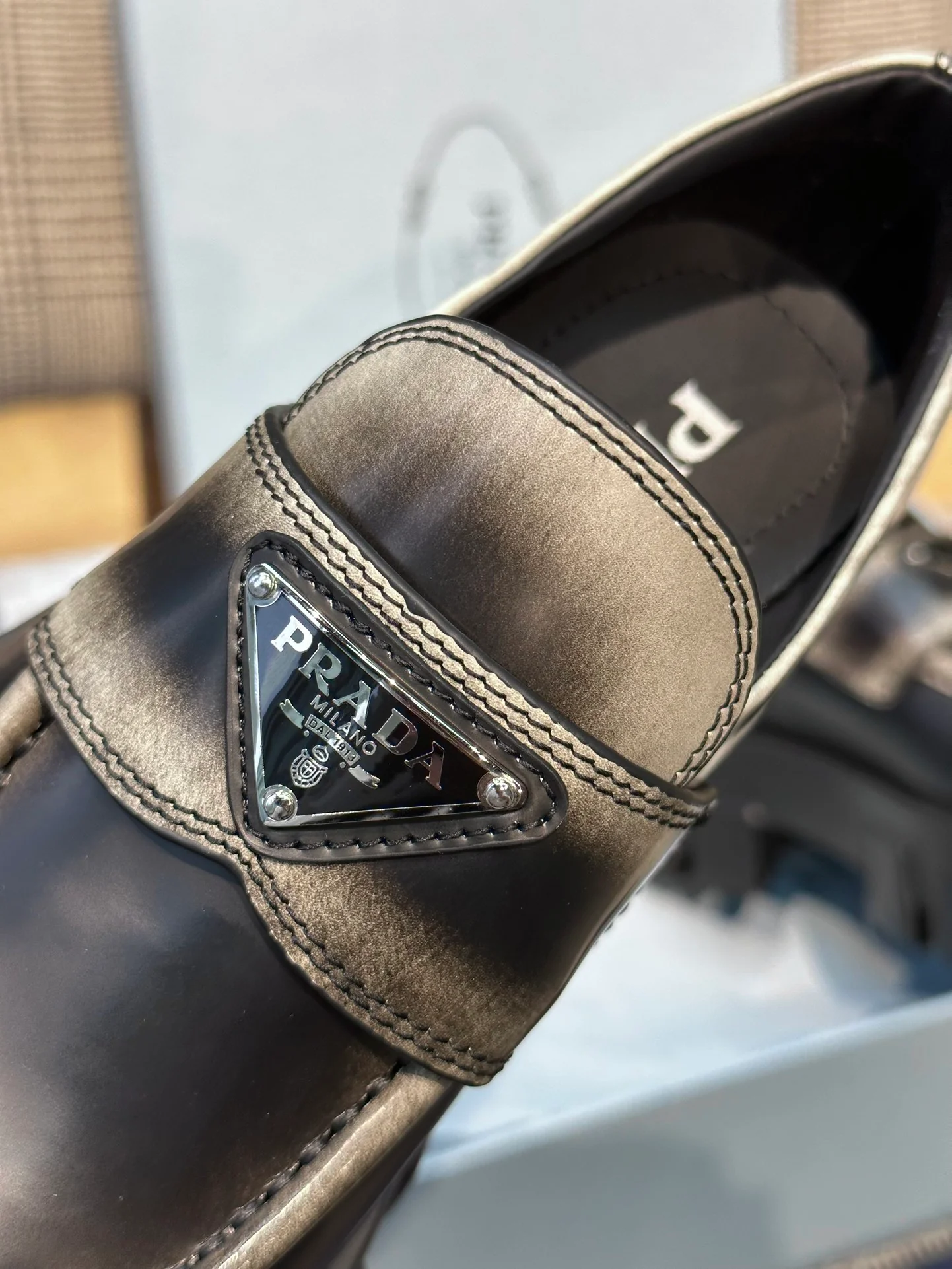 Лоферы на платформе Prada 2024 - серые