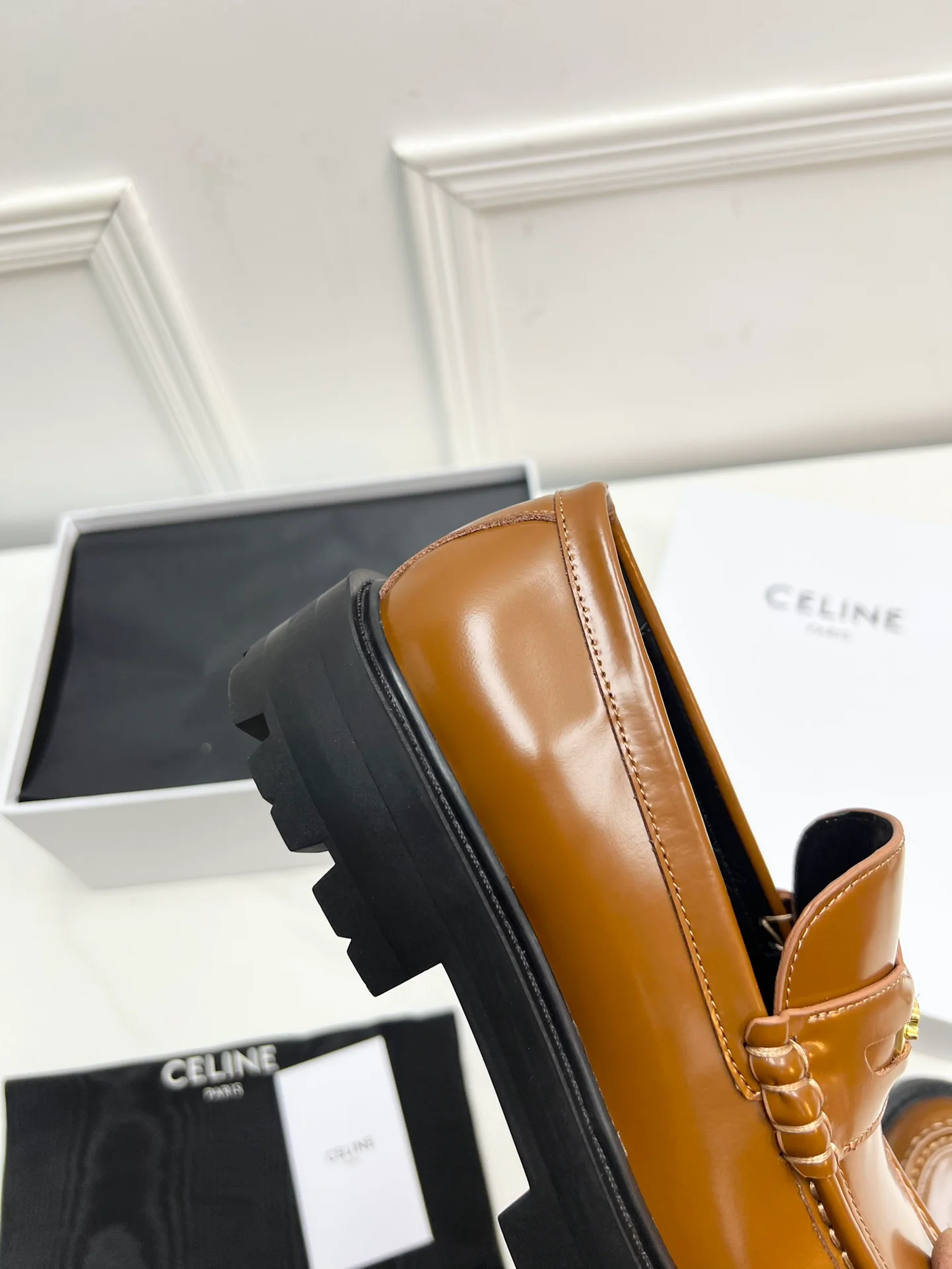 Новинка сезона весна/лето 2023 от Celine - Лоферы в стиле ретро - Коричневые