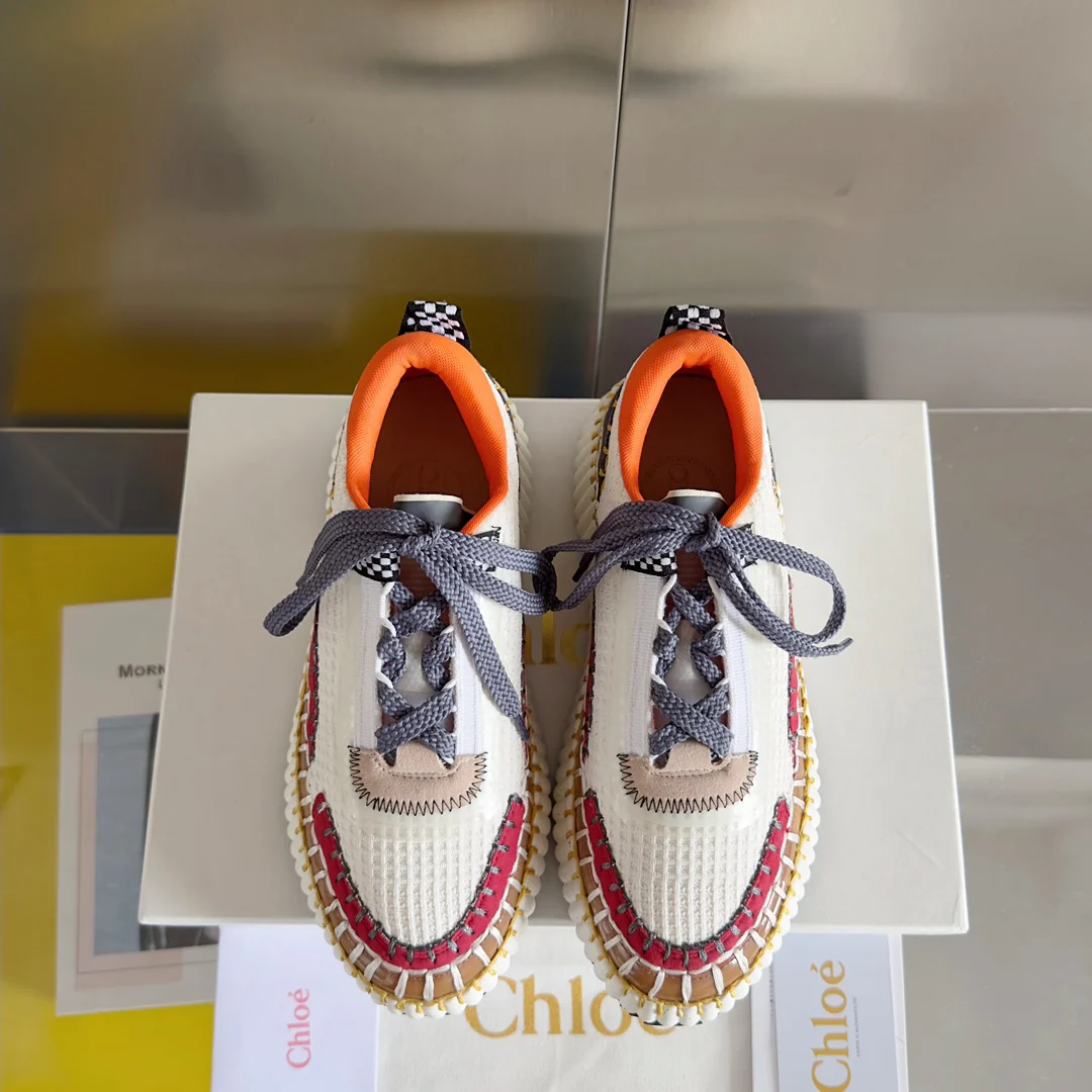 Кроссовки Chloe Nama из серии Rainbow — повседневные кроссовки с сетчатым верхом и цветовыми блоками — белые и оранжевые.