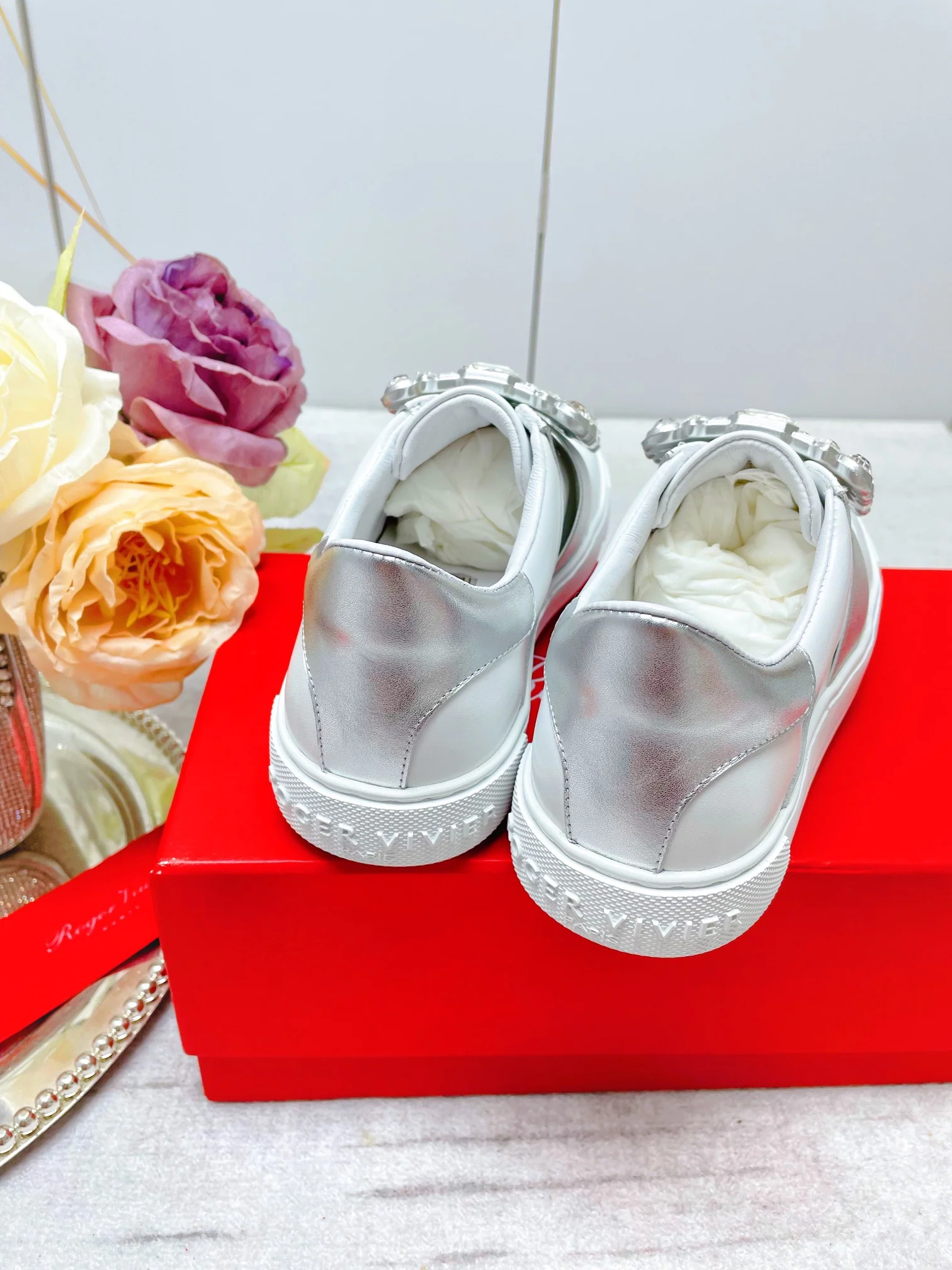 Обувь RV - Новинка весны/лета 2023 - Кожаные кроссовки с пряжкой и стразами / Белые кроссовки