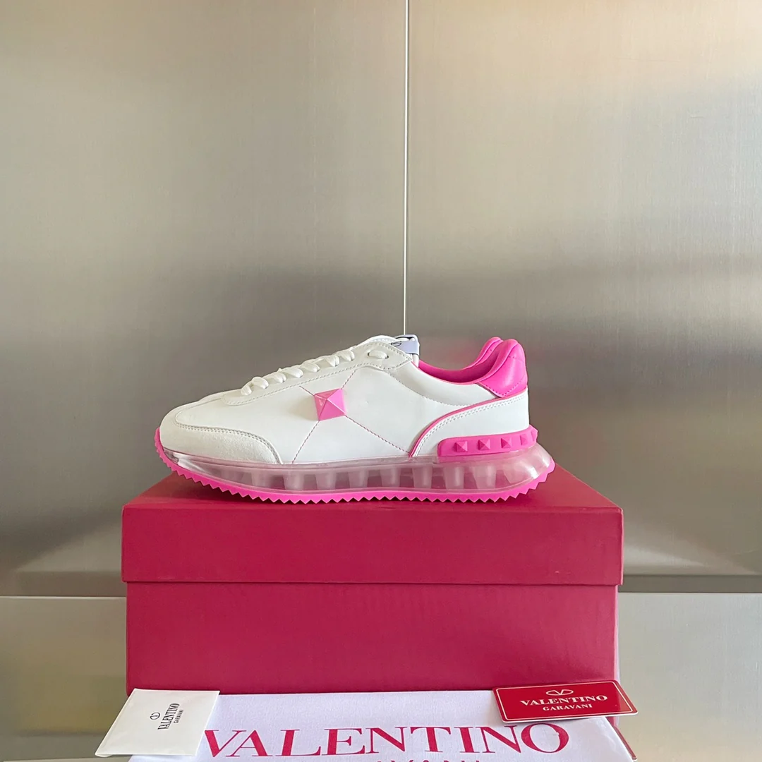 Valentino - Спортивные повседневные туфли с заклепками - Серия с заклепками по всей поверхности - Модель на воздушной подушке - Парный стиль - Розовая отделка