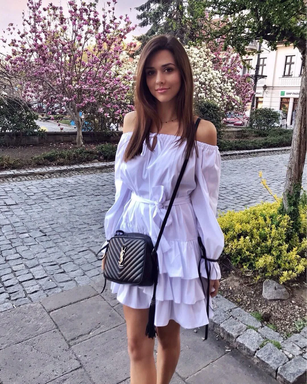 Фотосумка YSL Lou Bag — черная с серебристой фурнитурой.