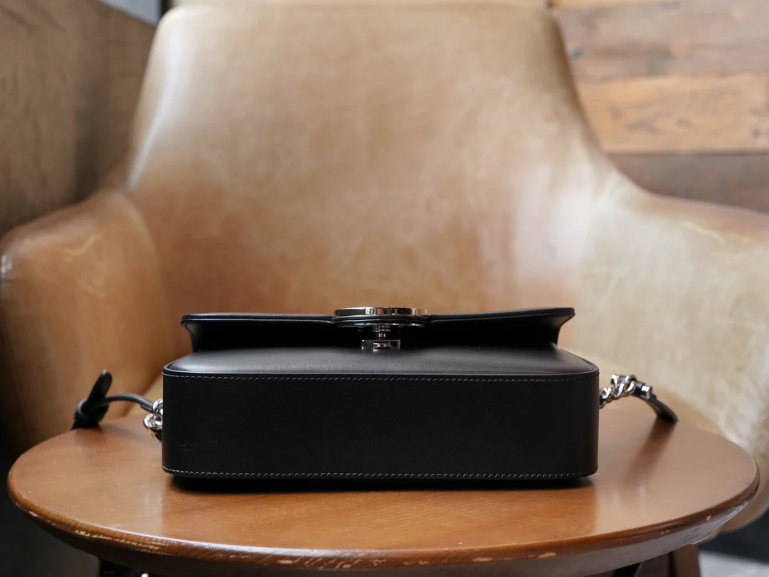 Миниатюрная сумка Gucci Petite GG на цепочке - черная.