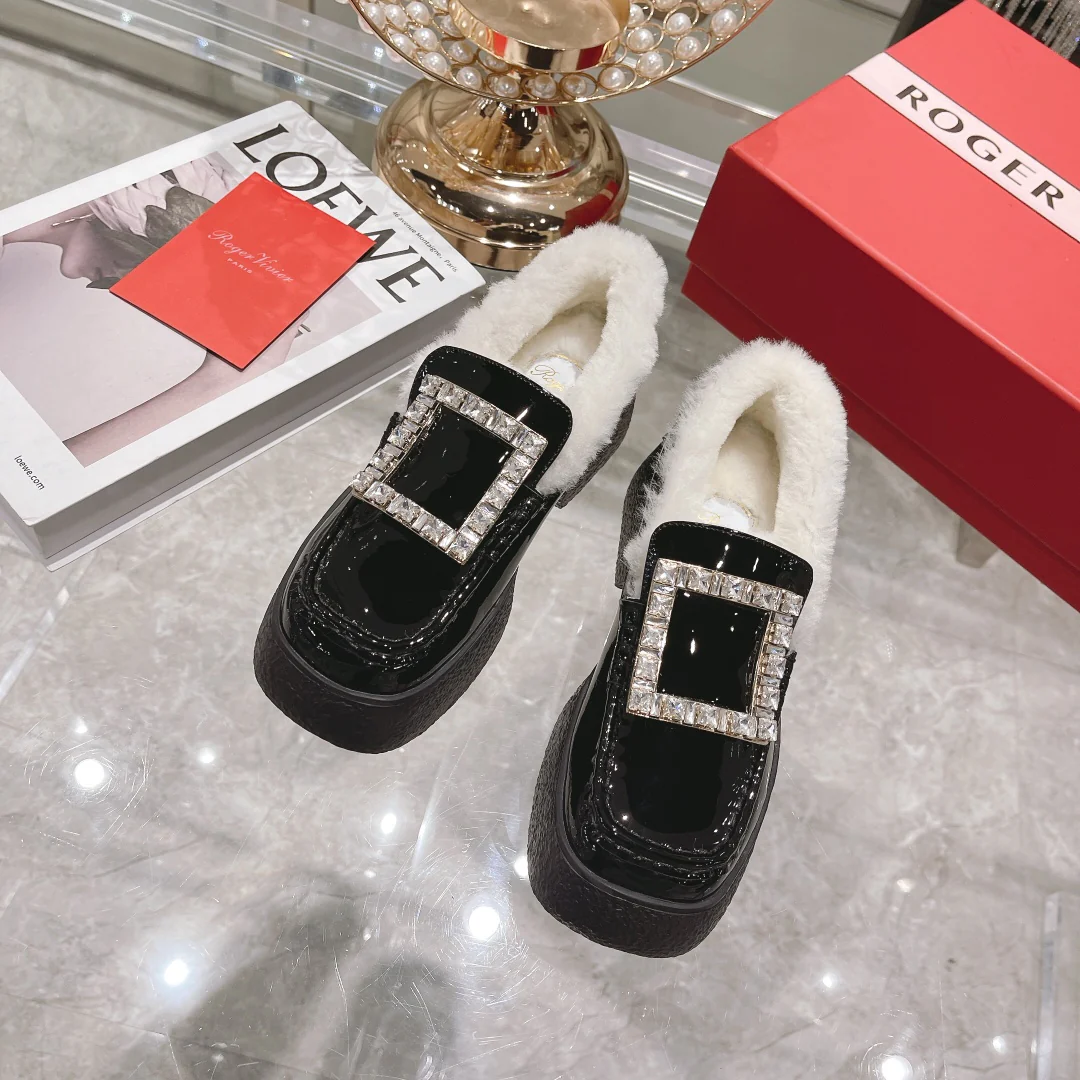 Новые флисовые лоферы RV осенне-зимней коллекции: толстая подошва, украшенные стразами.