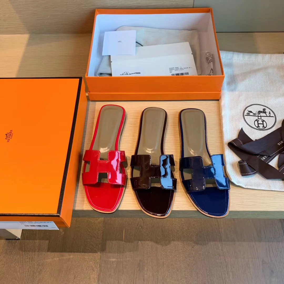 Классические домашние тапочки Hermes с буквой H — лакированная кожа, черные.