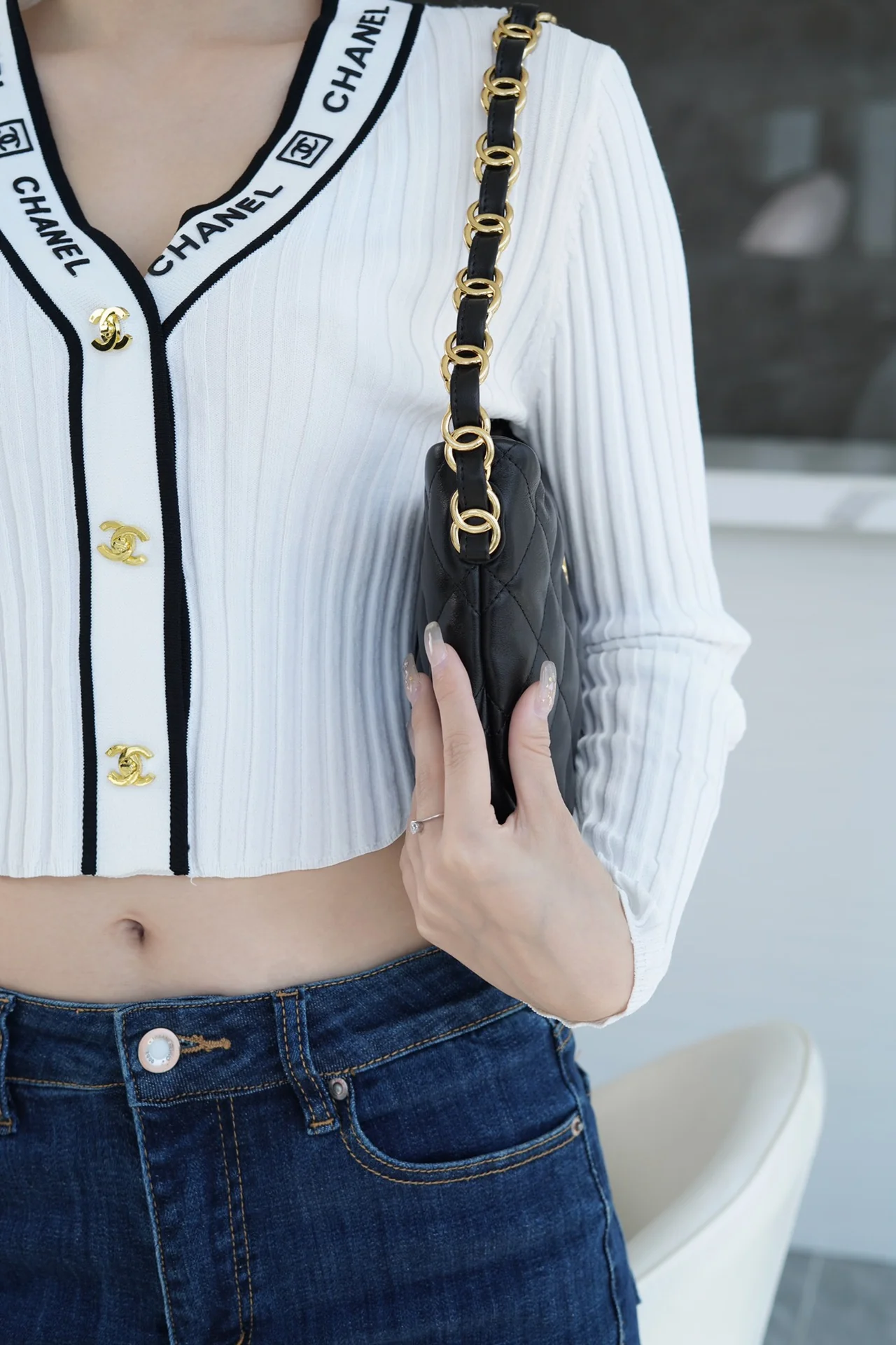 Винтажная сумка-хобо Chanel из 22-каратного золота, которую носят под мышкой.