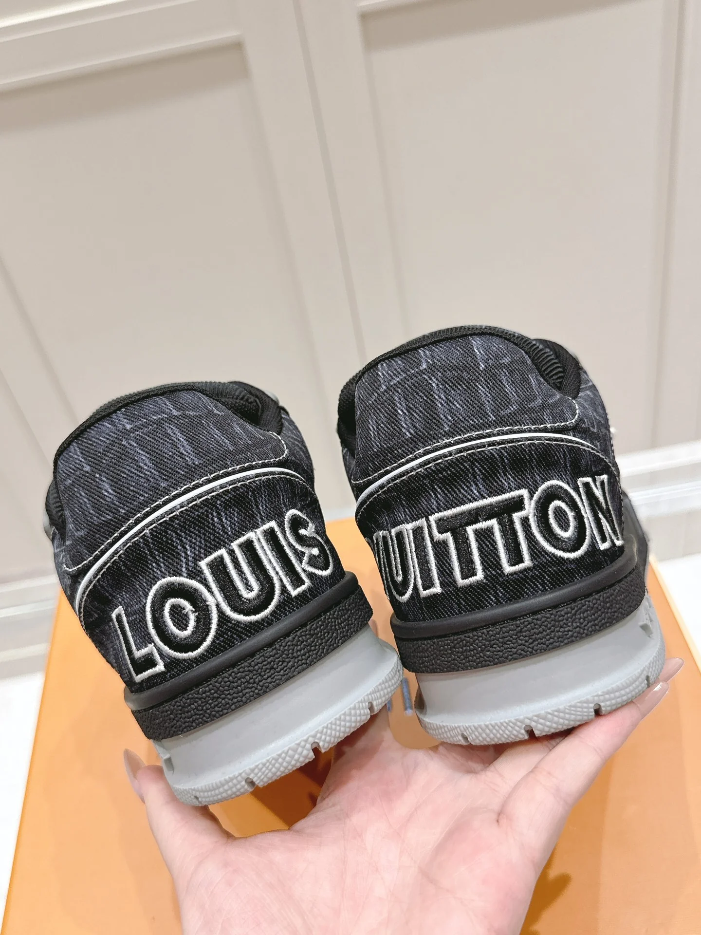 Скейтбордические кроссовки LV-2024 на липучках - черные