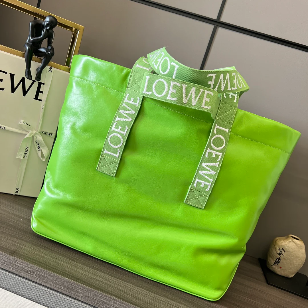 Сумка-шоппер Loewe Fold Shopper — из телячьей кожи цвета ?бумага? — зеленая.