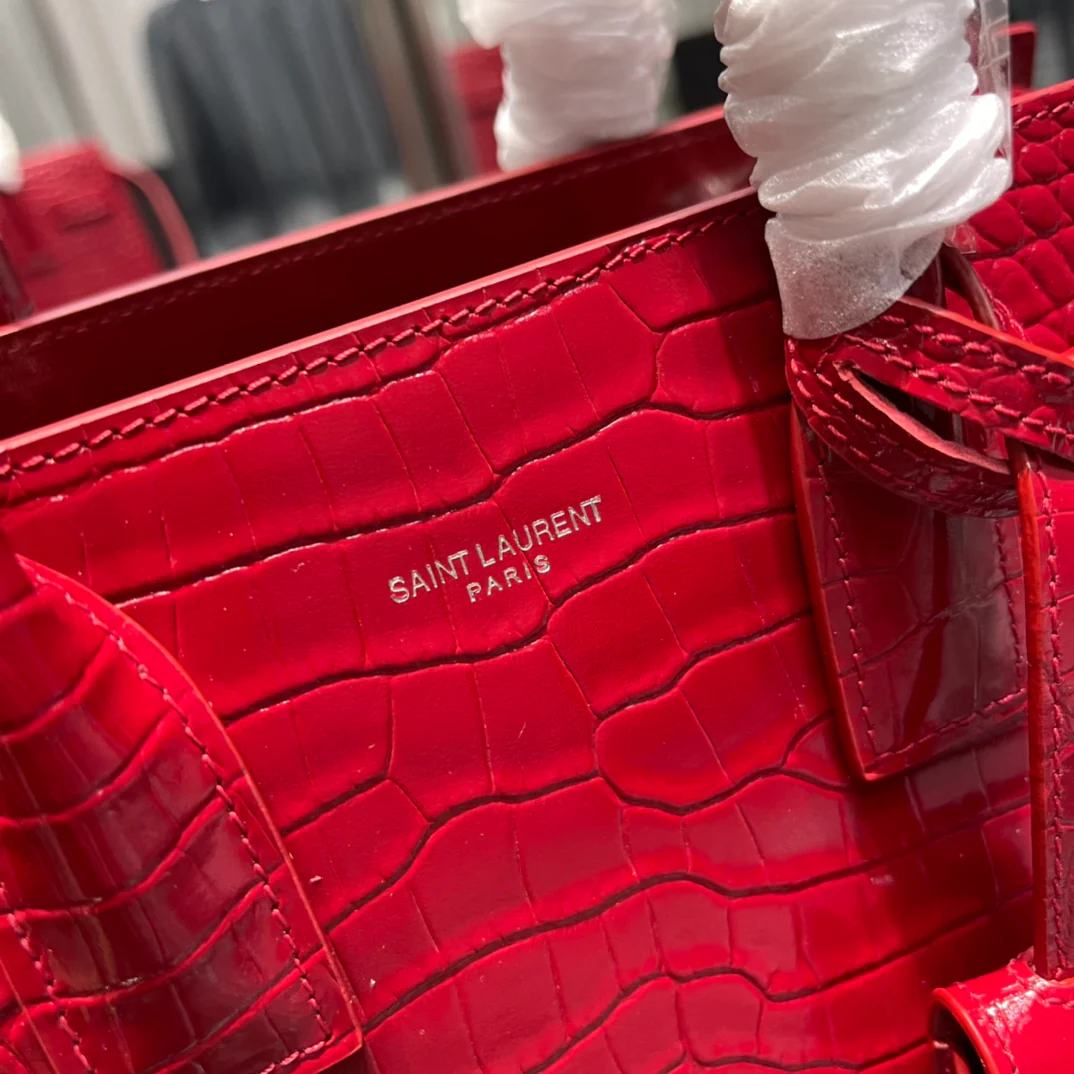 Сумка-мессенджер YSL Sac-de-jour с тиснением под крокодиловую кожу - красная