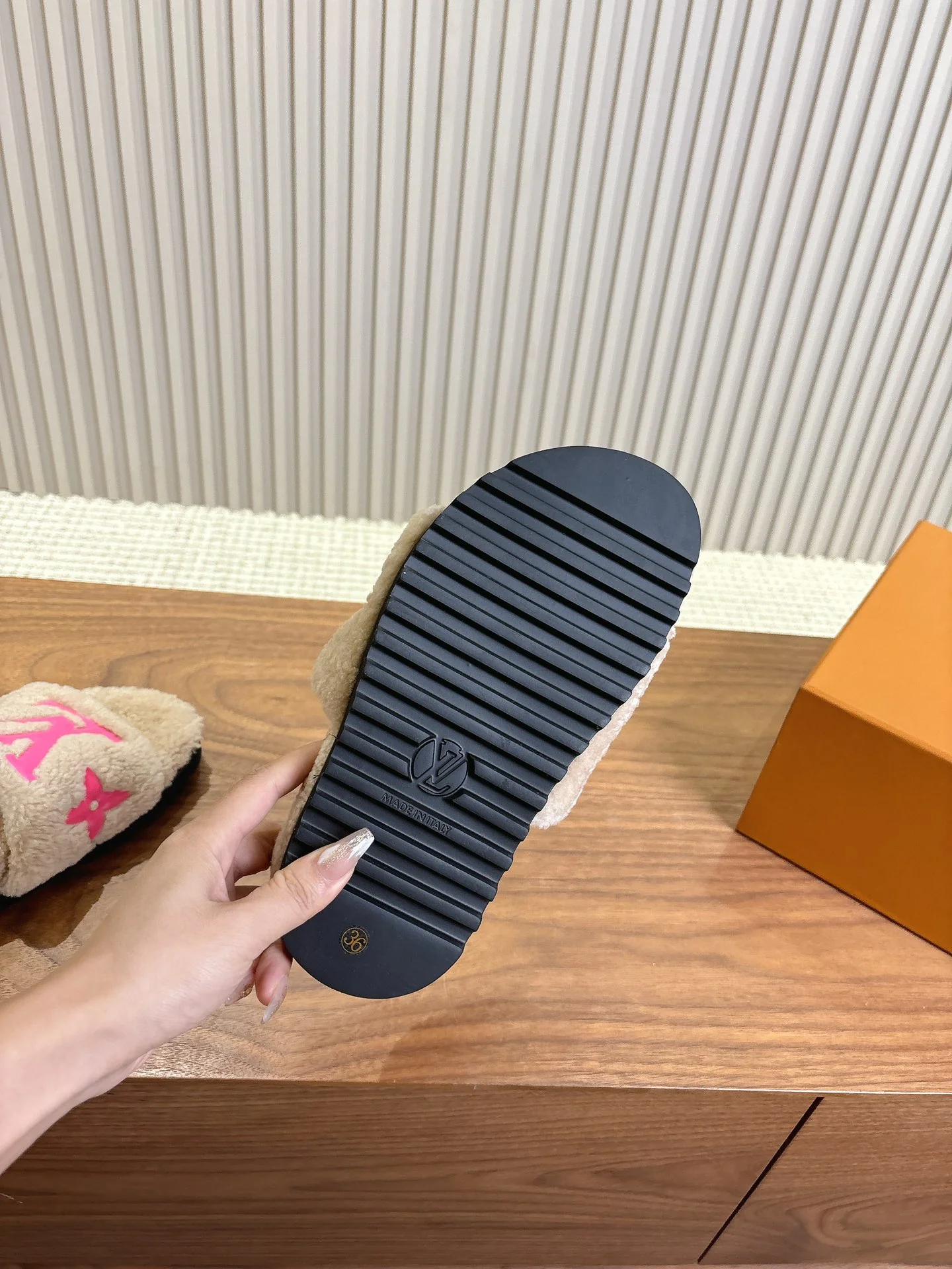 LV-2024 Шерстяные тапочки - Кофейный