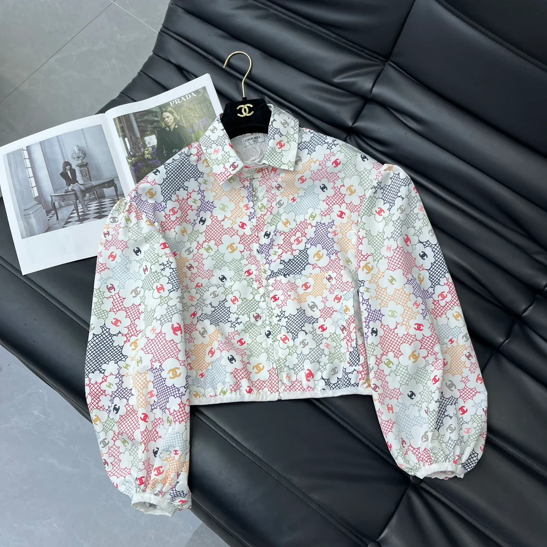 Chanel - 2403-24 Новинка: Стильная короткая куртка на молнии с принтом