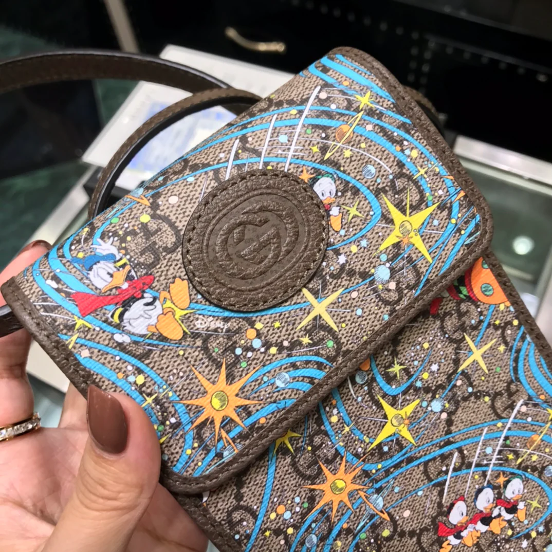 Сумка для телефона Gucci с изображением Дональда Дака