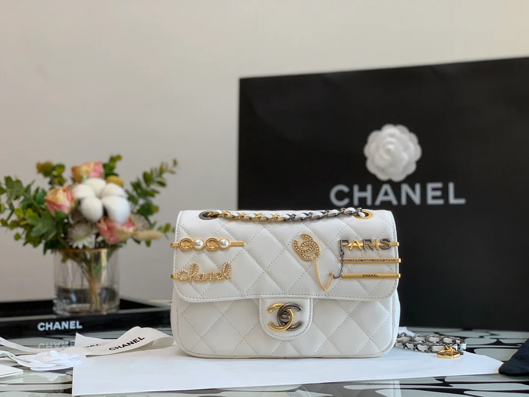 Новинка сезона осень/зима 2022 от Chanel - сумка с клапаном и значком - 22 см