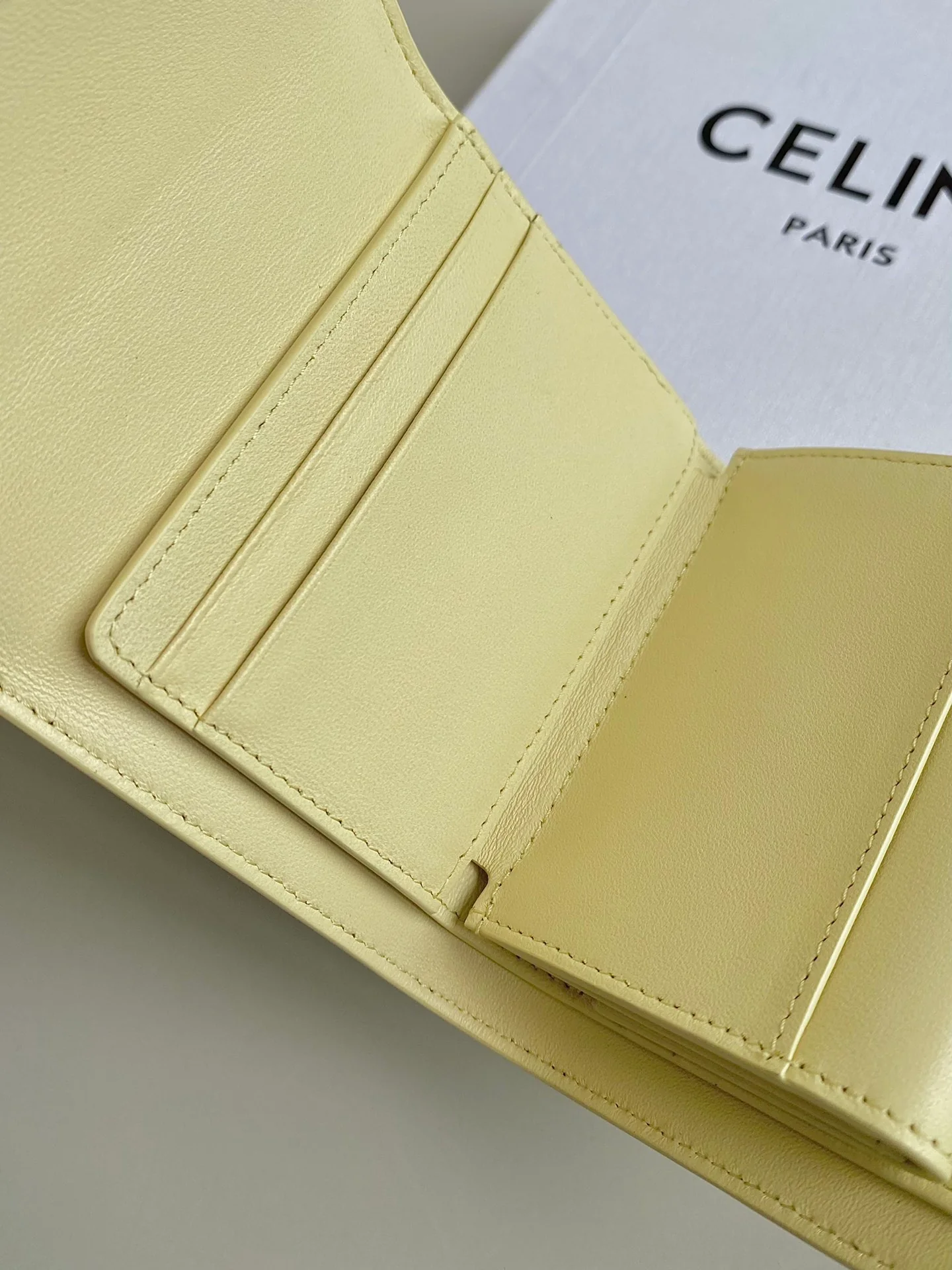 Кардхолдер Celine Triomphe Trifold — светло-жёлтый