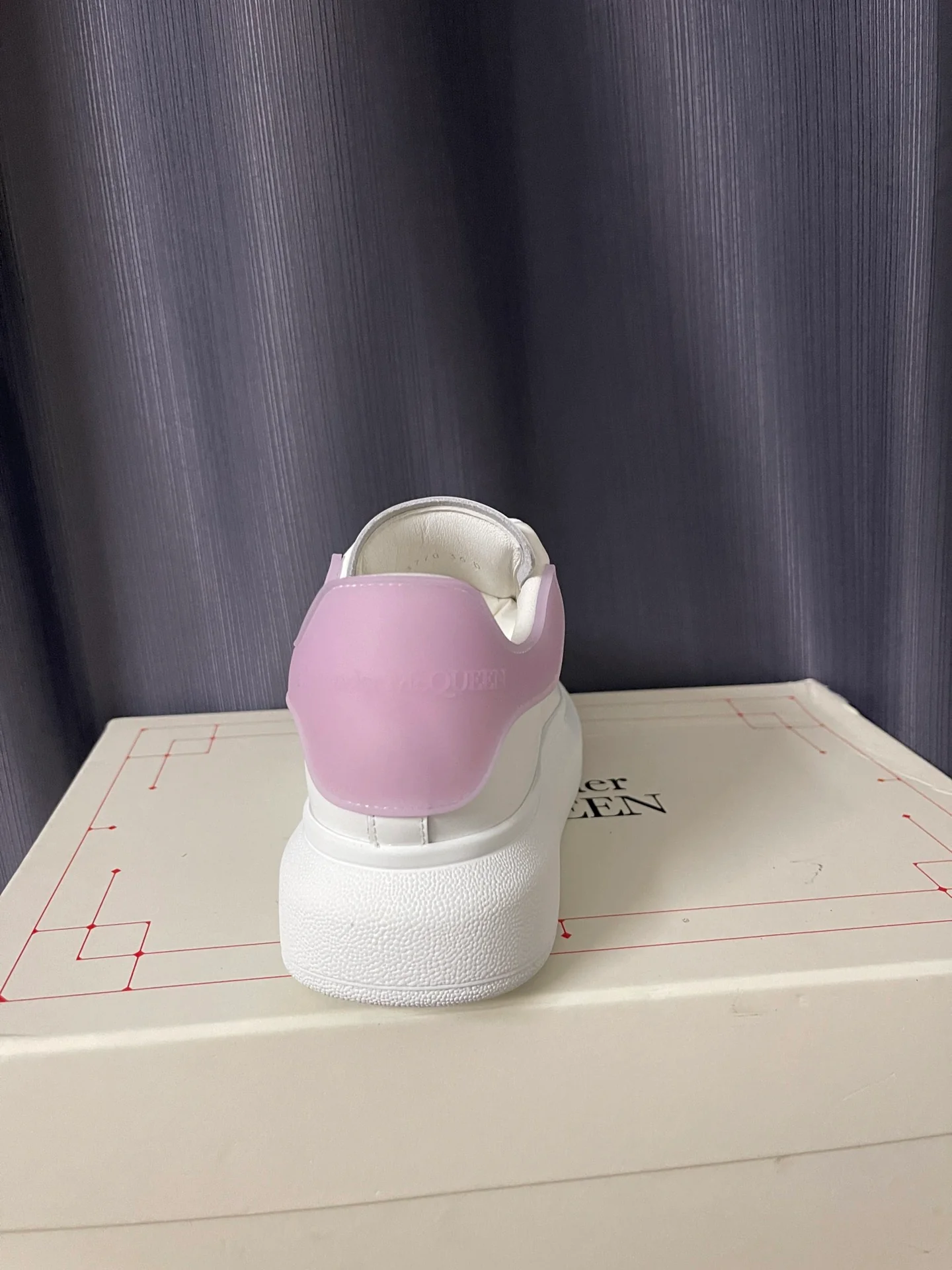 Классические белые кроссовки McQueen - унисекс - прозрачный фиолетовый каблук с эпоксидной смолой