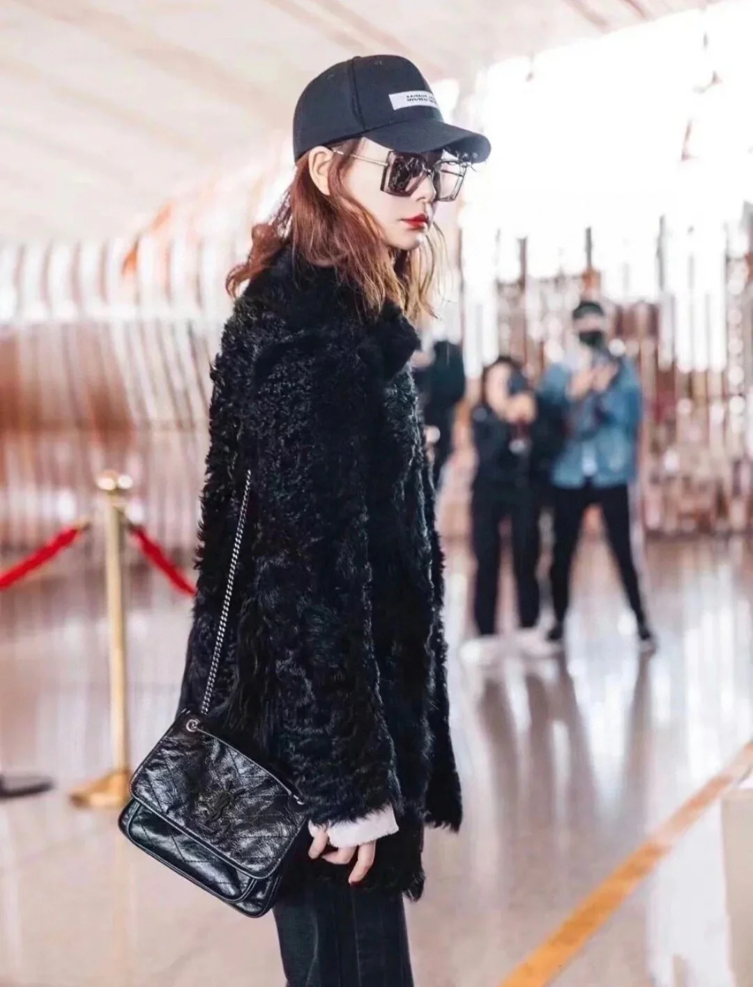 YSL Niki Baby, кожаная цепочка 22 см, черная, с эффектом состаренного серебра - на фото.