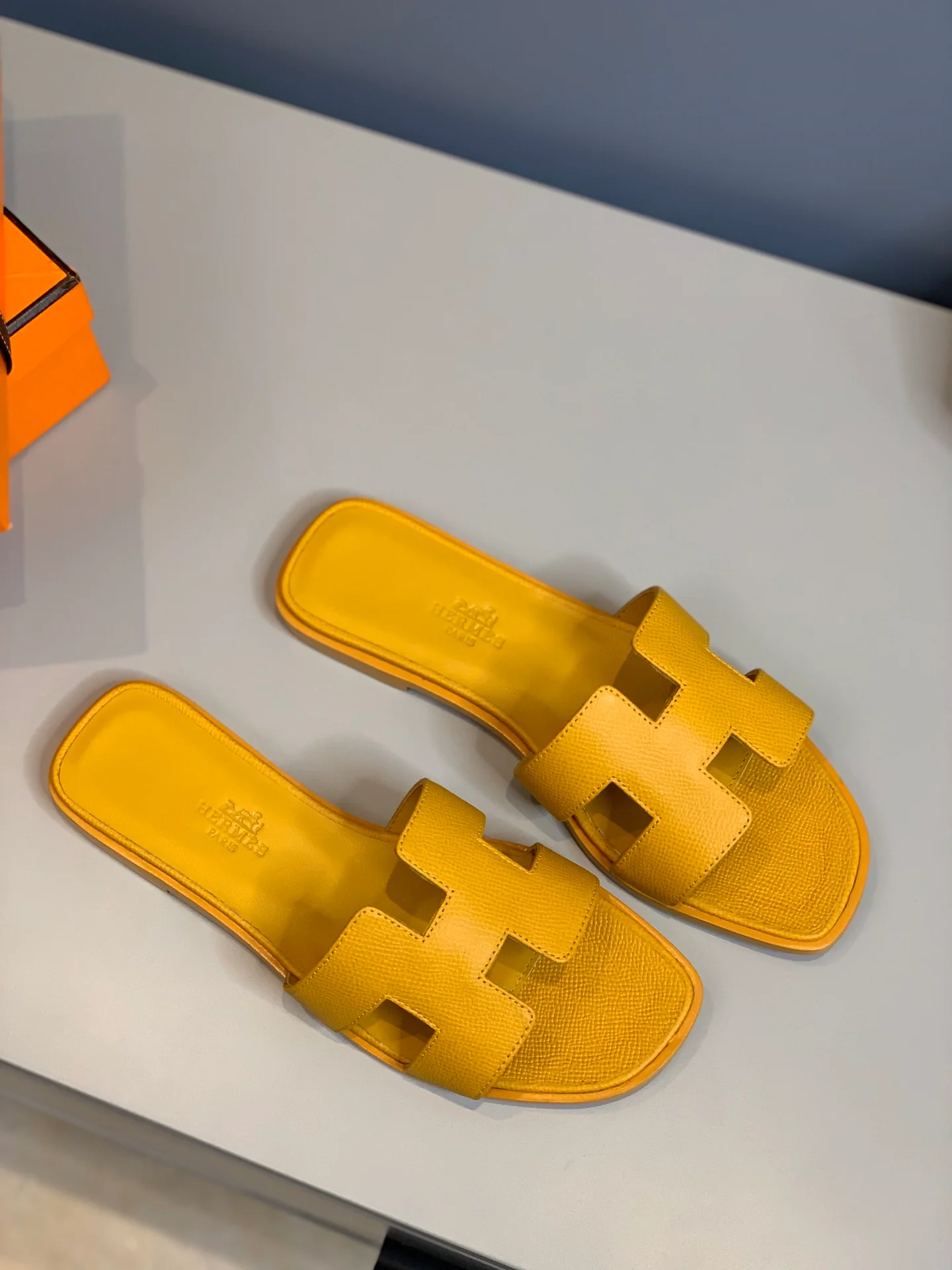 Новинка 2022 года от Hermes - Тапочки с отпечатком руки в форме буквы H - Желтые