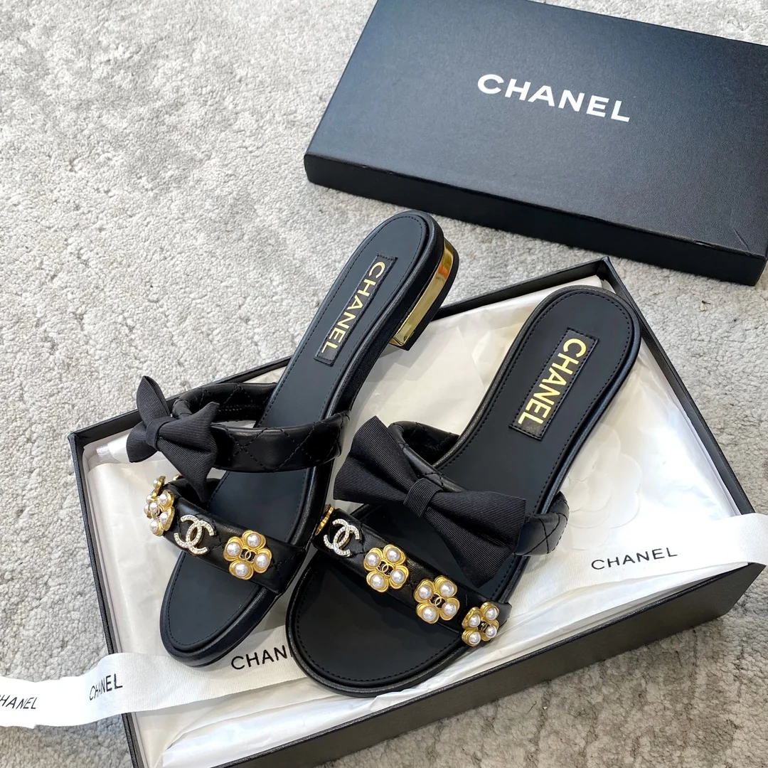 Новинка сезона весна/лето 2023 от Chanel - Тапочки с жемчужным бантом - Черные