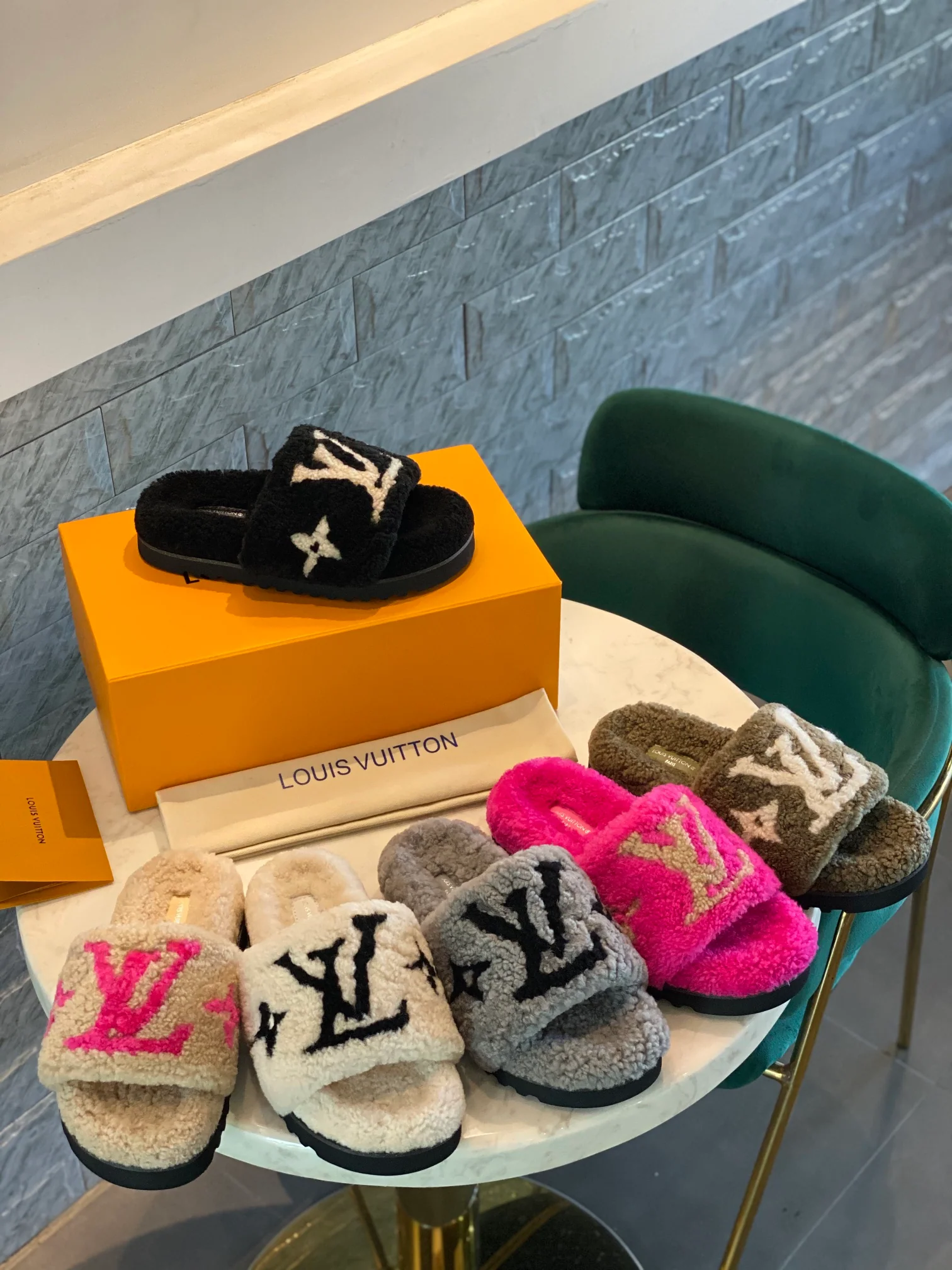 Коллекция тапочек LV
