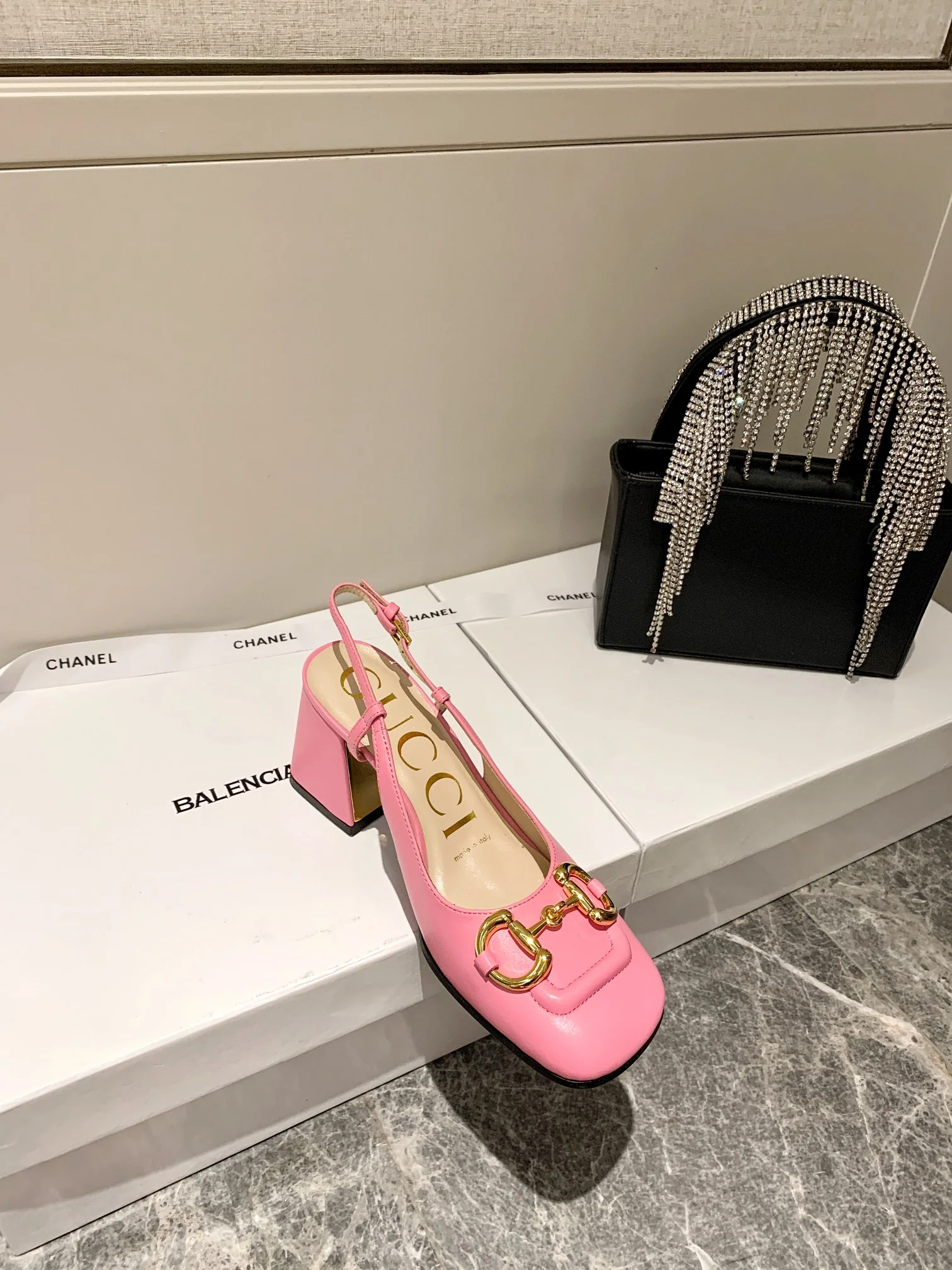 Сандалии Gucci в стиле ретро с квадратным носком и низким каблуком