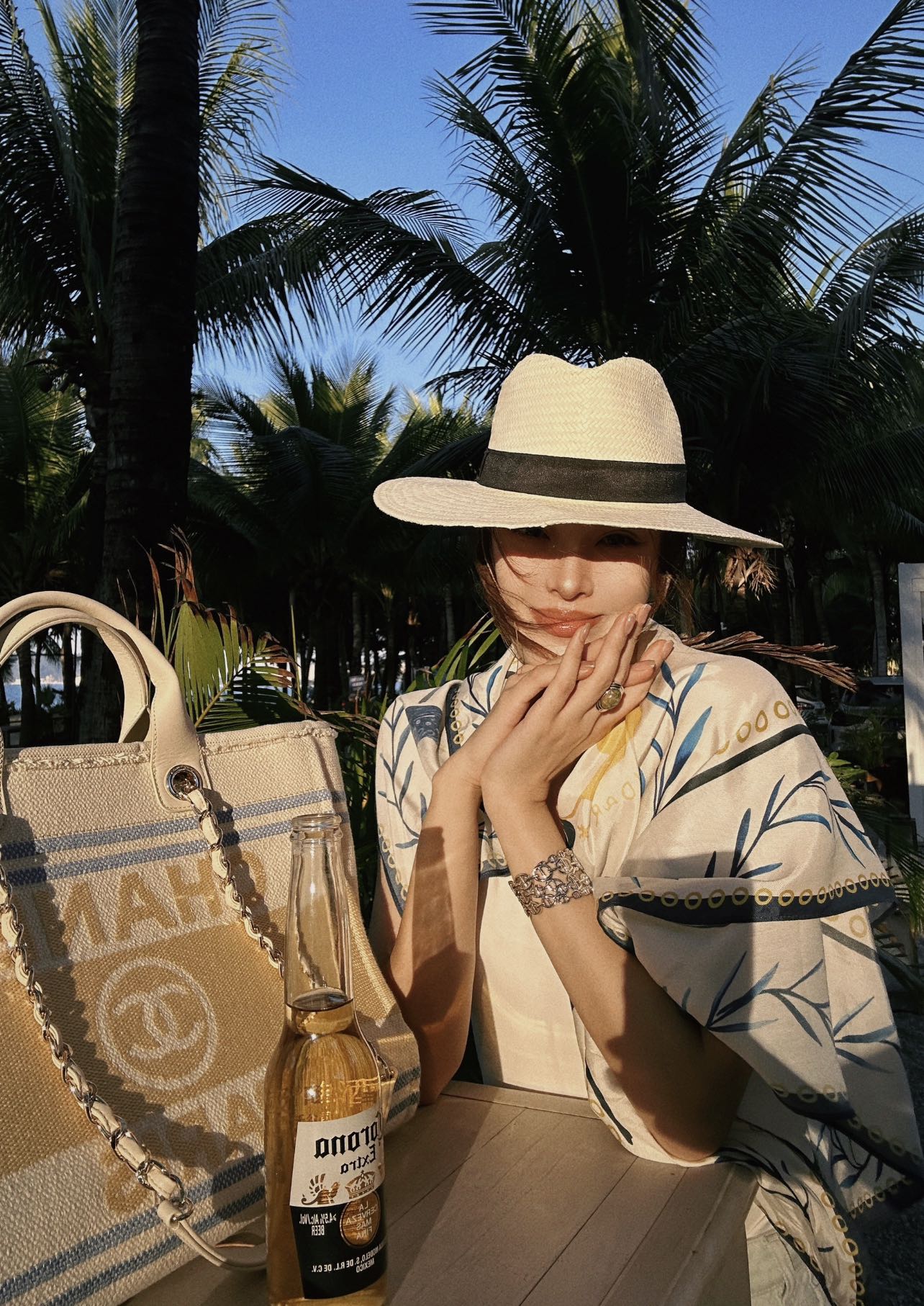 Пляжная сумка Chanel 25c, косметичка, ярко-желтая.