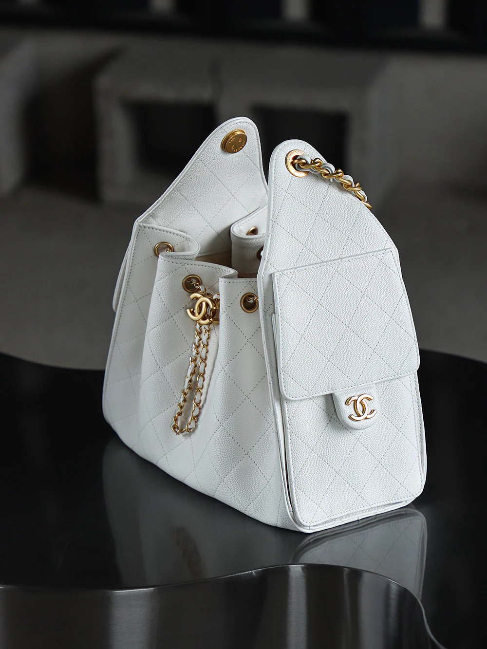 Сумка-хобо Chanel 25c Hippie, белая, маленькая, с золотой пряжкой.