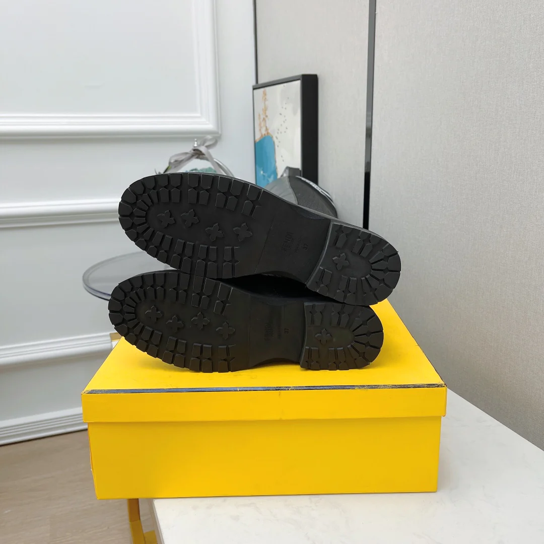 Новинки сезона осень/зима 2022 от Fendi - Ботинки Dr. Martens - Высокие сапоги