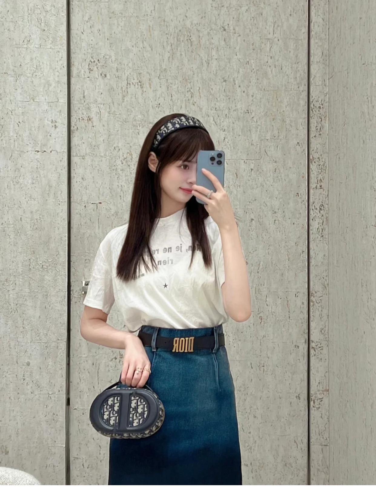 Фирменная сумка-фотоаппарат Dior с монограммой.