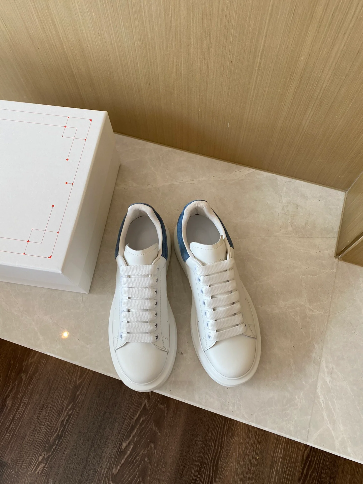 Классические белые кроссовки McQueen - замшевая подошва на каблуке - серо-голубые